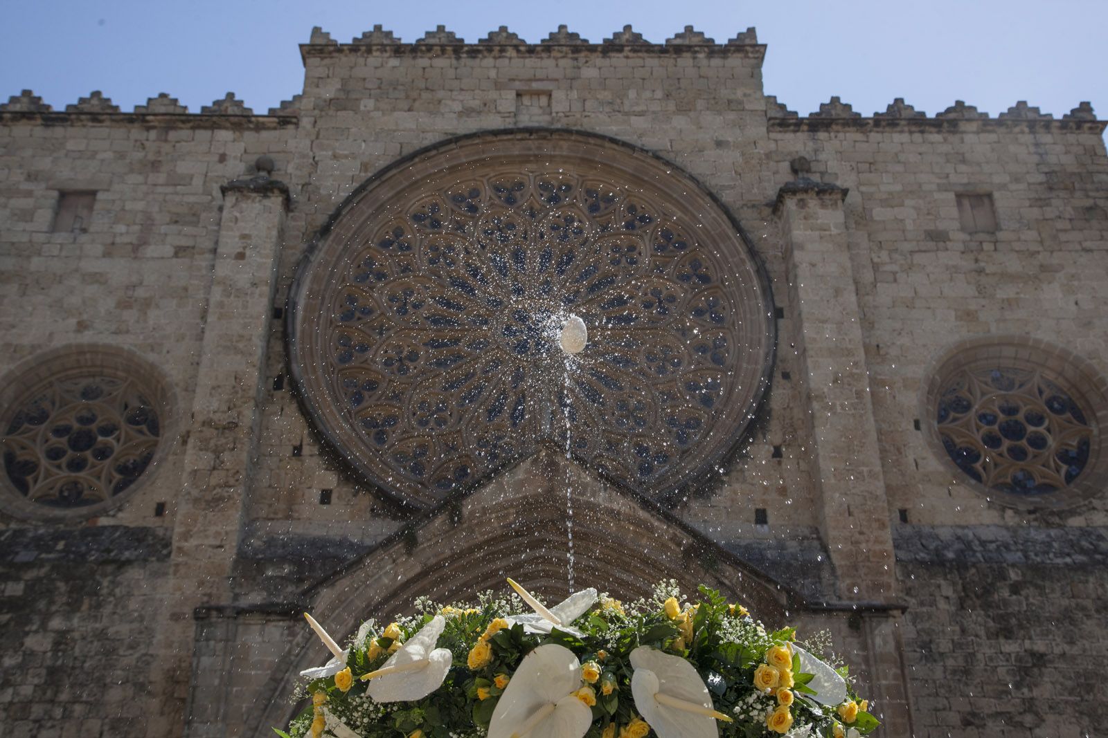 L'ou ha ballat a les portes de l'esgl&eacute;sia de Sant Cugat FOTO: Lali Puig