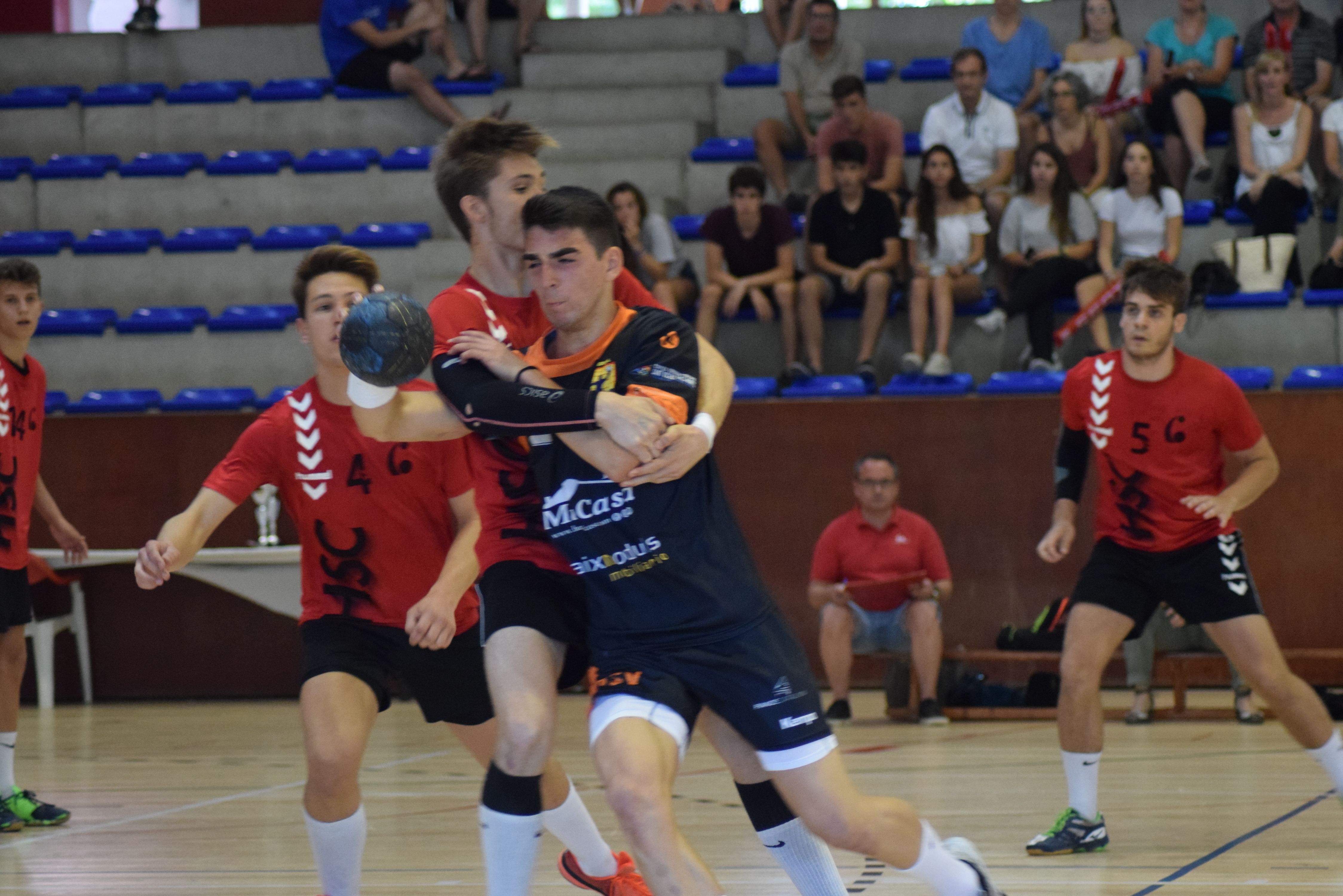 La final de la Copa Catalana entre el Club Handbol Sant Cugat i l'EH Sant Vicenç s'ha jugat a Banyoles. FOTO: CHSC La final de la Copa Catalana entre el Club Handbol Sant Cugat i l'EH Sant Vicenç s'ha jugat a Banyoles. FOTO: CHSC