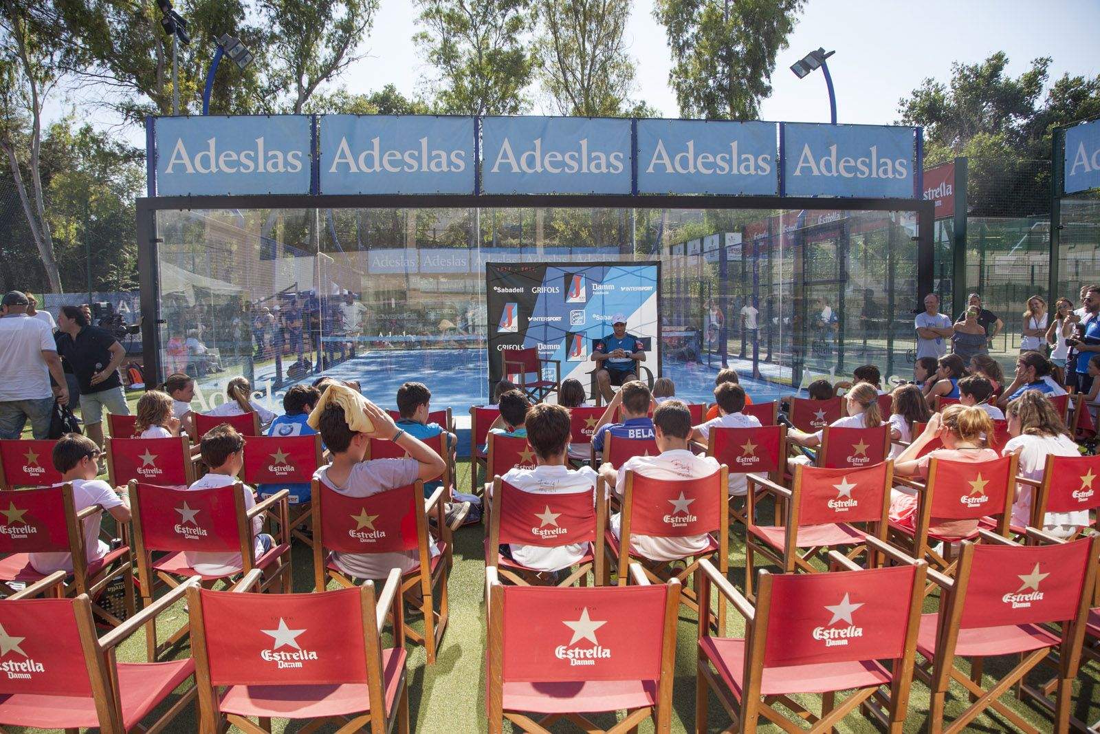 Belasteguin ha ofert una xerrada als palistes de l'Escola de P&agrave;del del Junior FC. FOTO: Lali Puig
