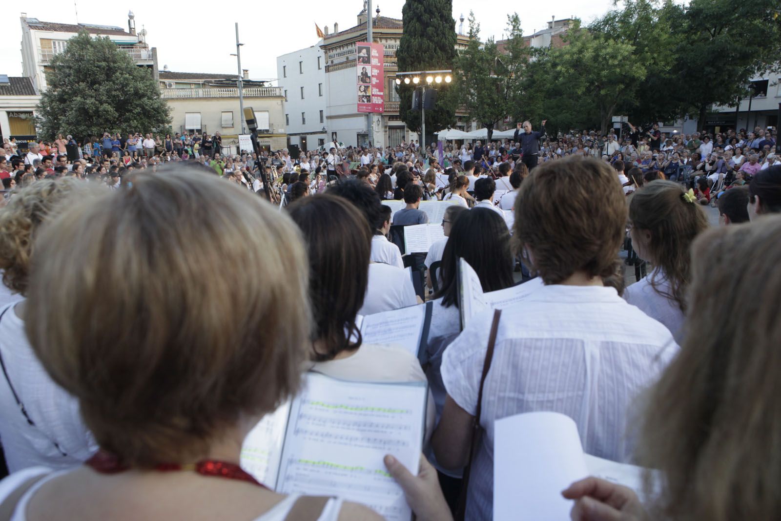 La plaça d'Octavià ha acollit la cantada conjunta  FOTO: Artur Ribera