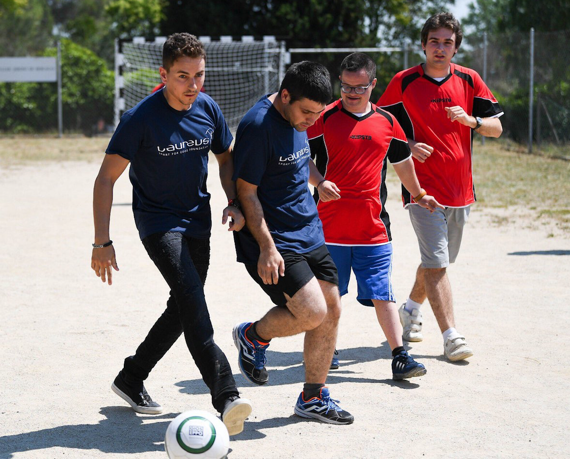 Lorenzo ha jugat a futbol amb alguns joves FOTO: 