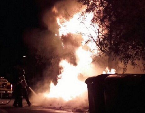 Un contenidor cremant durant la revetlla FOTO: Twitter Policia Local