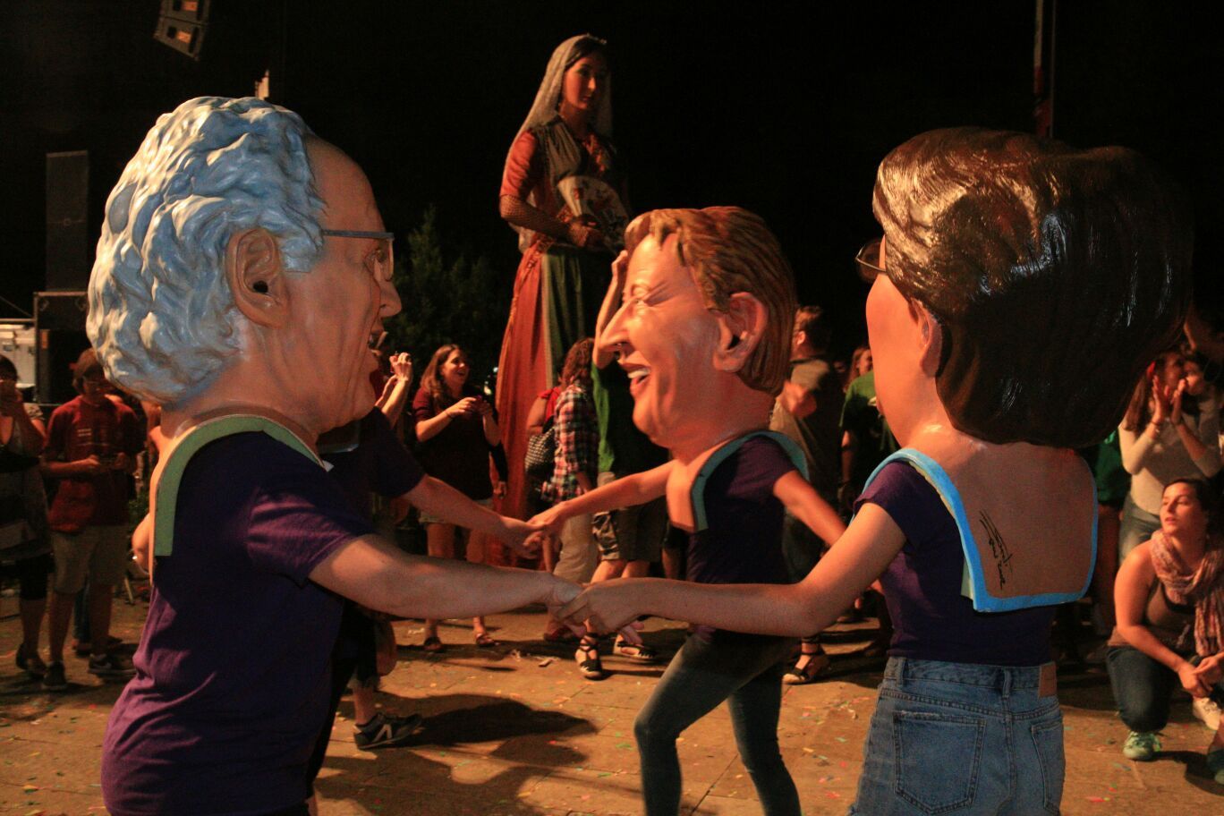 Caparrots de Sant Cugat durant el seguici nocturn  FOTO: Lali Álvarez