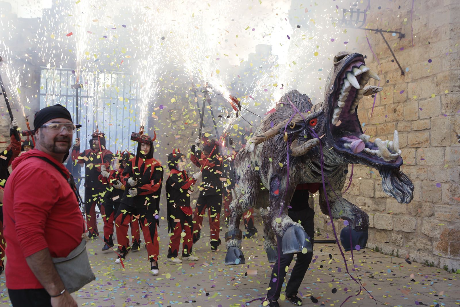 Els Diables durant el seguici de Sant Pere FOTO: Artur Ribera