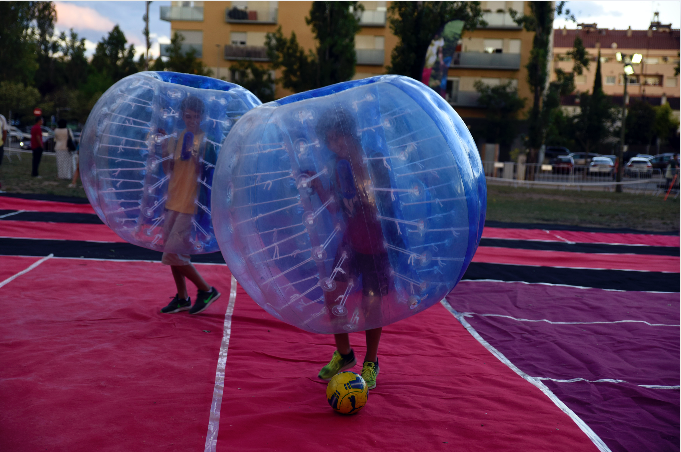 Els partits de Buble Futbol ha estat l'activitat estrella de la primera edici&oacute; de la Quedada Jove de la Festa de l'Esport al Carrer. FOTO: Bernat Millet 