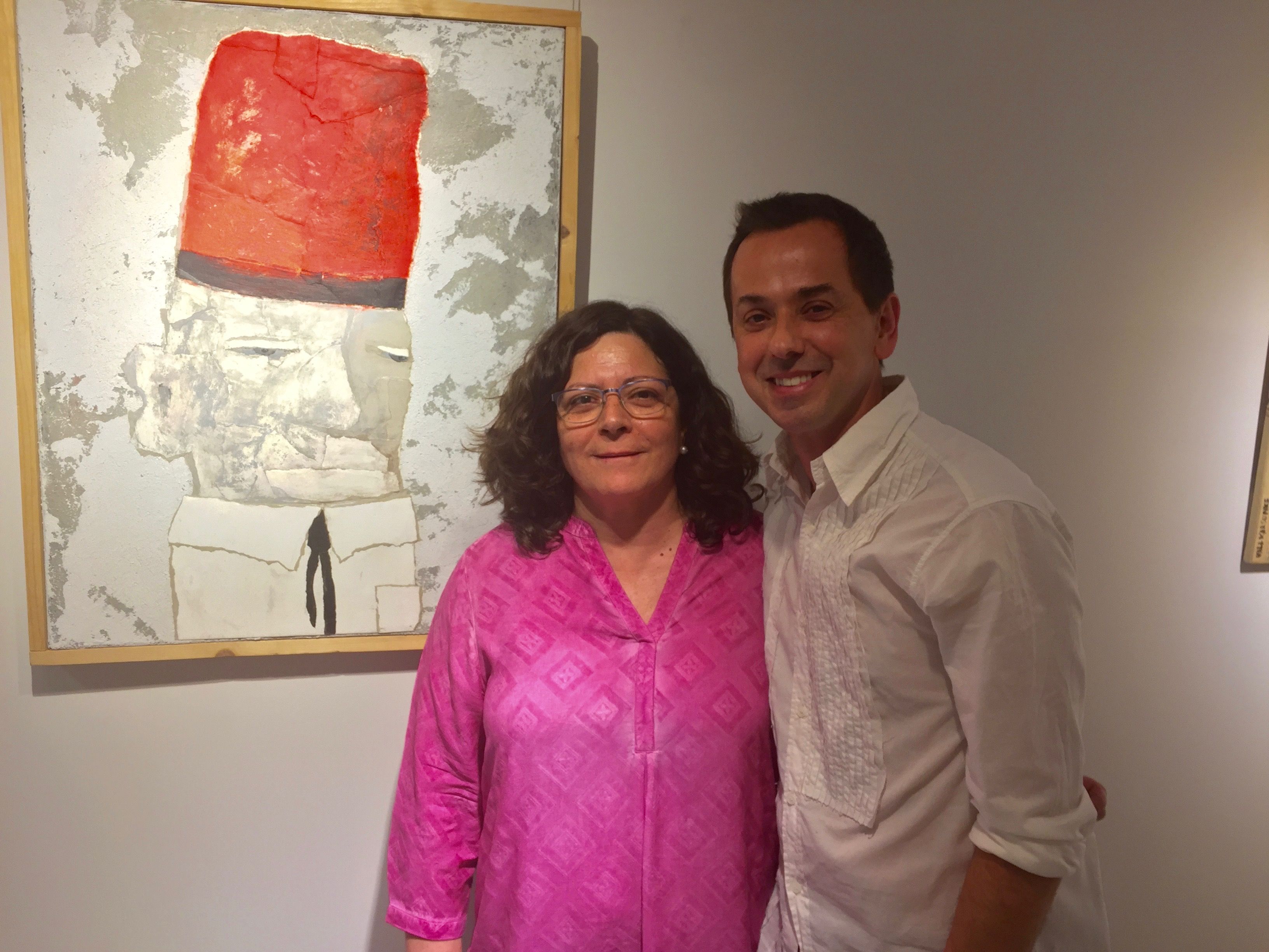Marta Miret amb l'artista de l'exposició sobre la barretina. FOTO: L. Grau