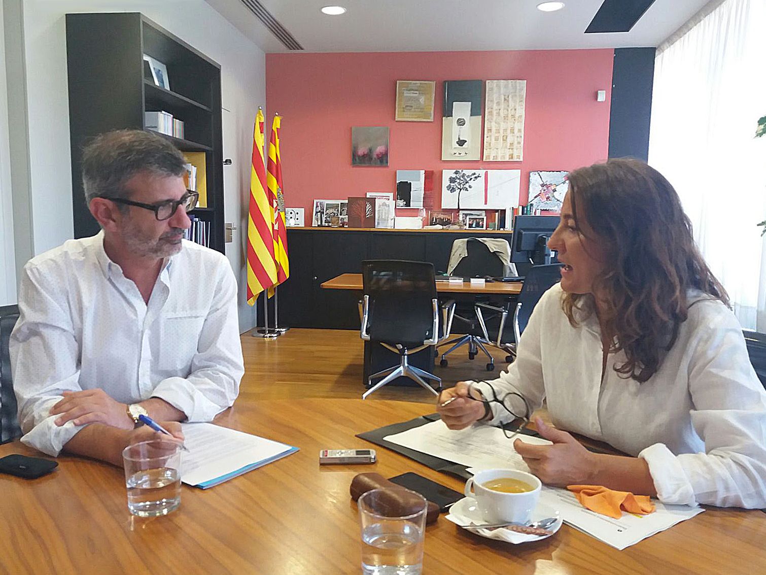 L'alcaldessa al seu despatx responent les preguntes del TOT Sant Cugat. Foto: V. H.
