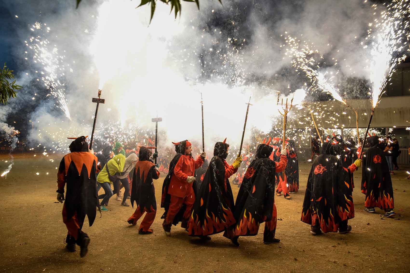 Correfoc d&rsquo;esperit jove a Mira sol. Foto: Bernat Millet