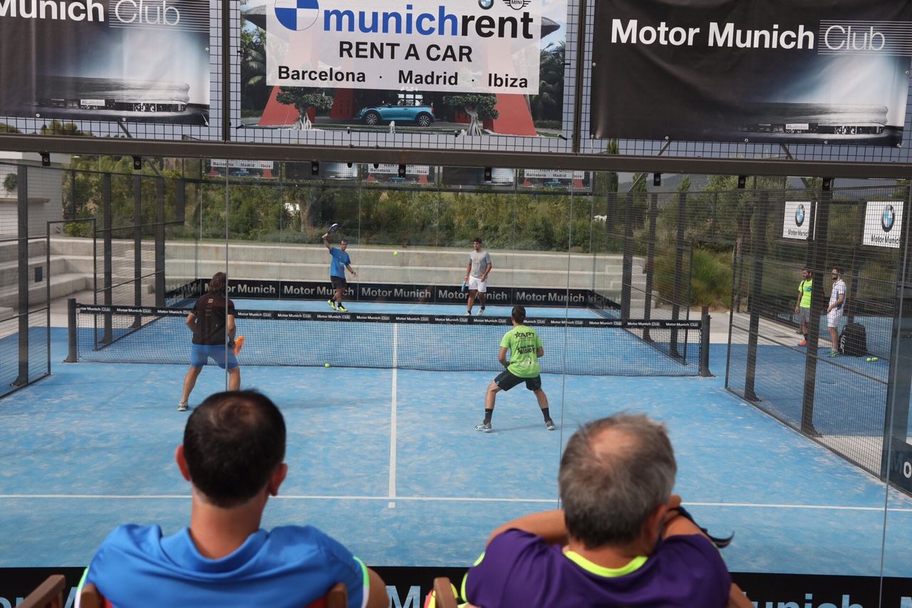 Dues de les 150 parelles que han participat en el torneig de p&agrave;del d'ESADE Alumni. FOTO: Lali Puig