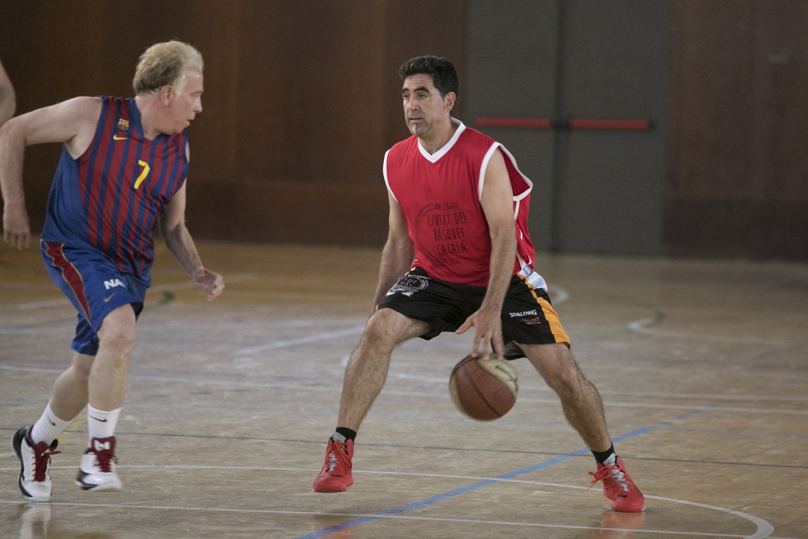 Abraham Carreras, davant un jugador del FC Barcelona. FOTO: Lali Puig