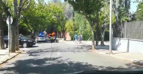 El cotxe ha cremat al carrer de Burgos  FOTO: Twitter @MireiaDecler