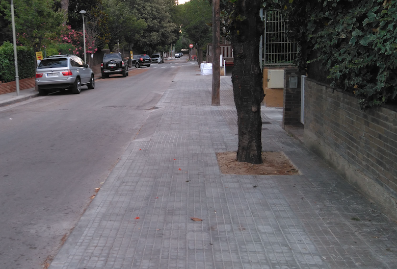 Una de les voreres ja ampliades del carrer de Sant Eduard. Ve&iuml;ns diuen que &eacute;s suficient FOTO: Bernat Bella