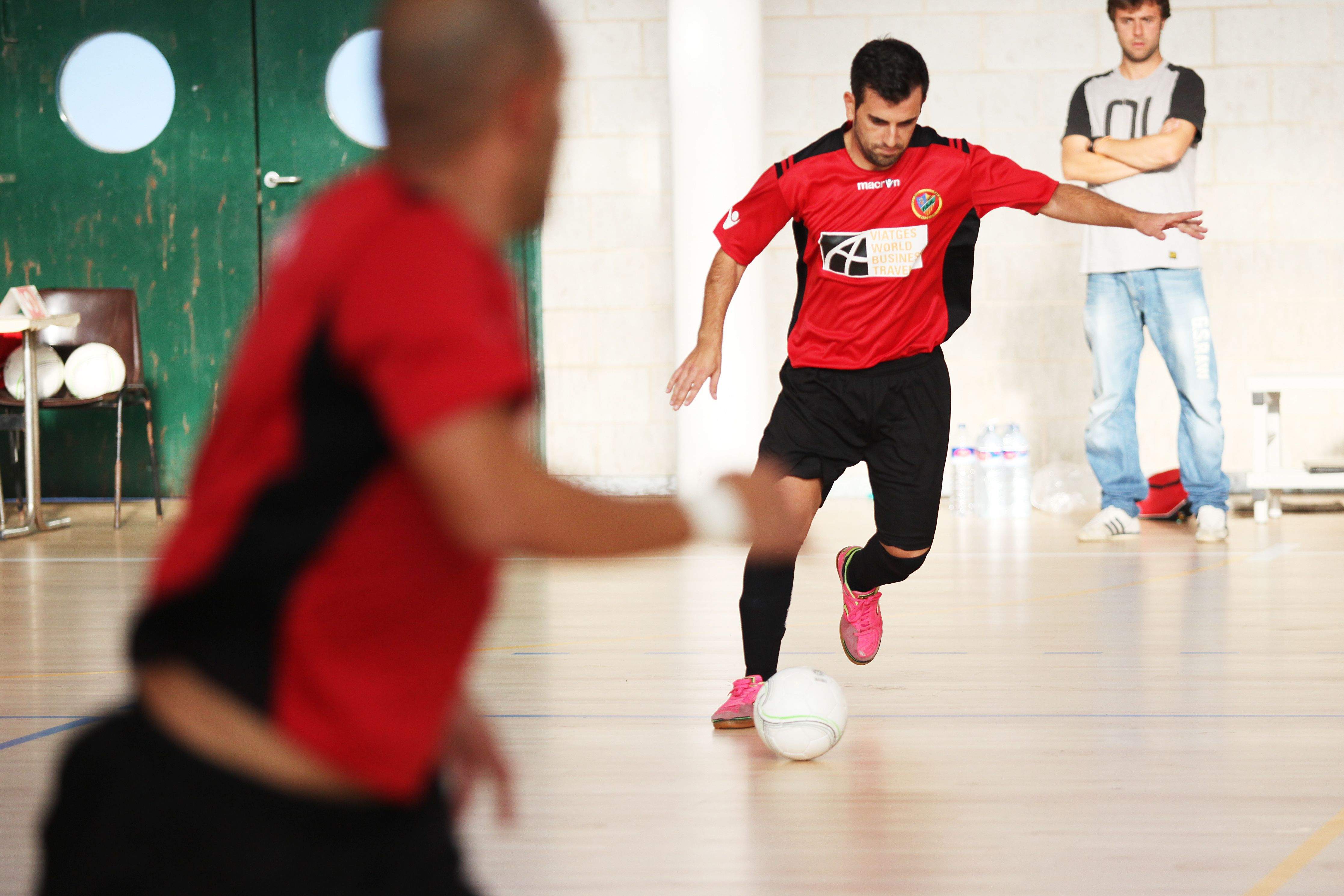 Xaloc Rion, al fons de la imatge, torna a dirigir el primer equip. FOTO: Arxiu