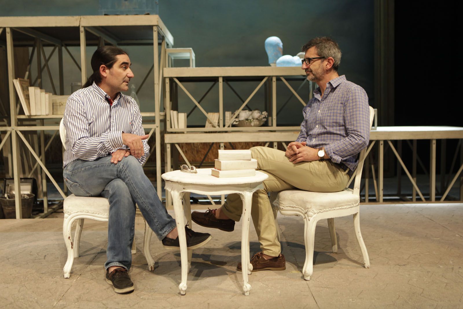 Pep Tugues responent les preguntes de Josep M. Vallès a l'escenari del Teatre-Auditori Sant Cugat. Foto: A. Ribera