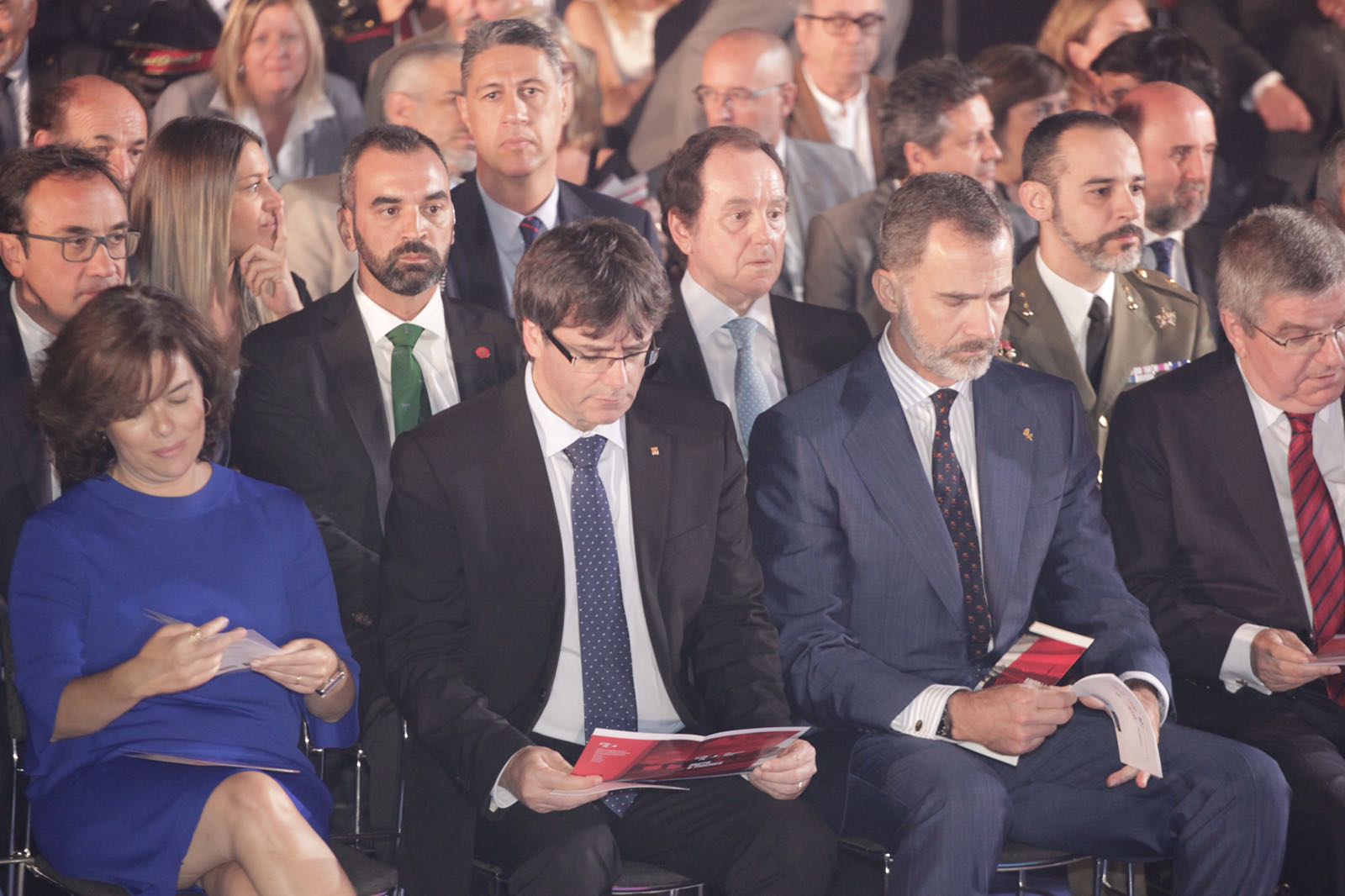 Soraya Saenz de Santamaria, Carles Puigdemon i el rei Felip VI. FOTO: Artur Ribera