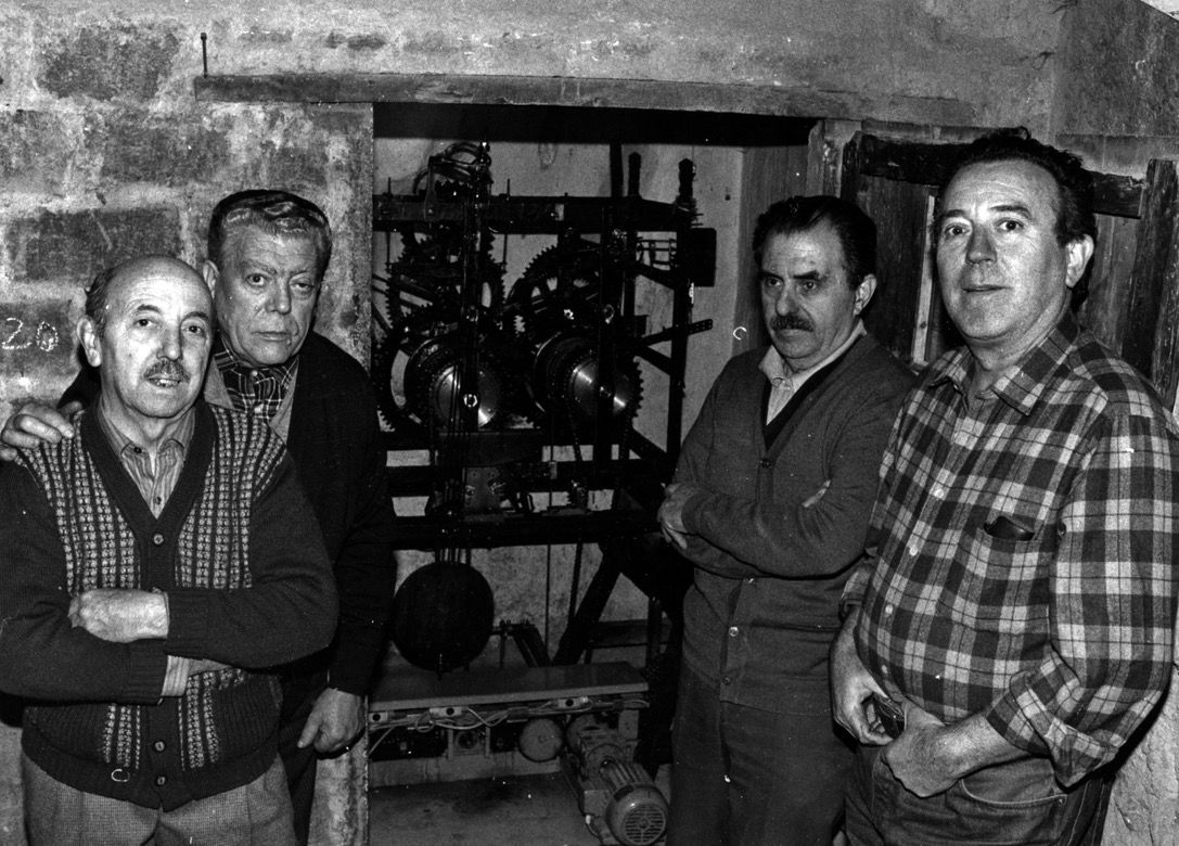 D'esquerra a dreta, Miquel Garrell, Josep Benet, Roc Gómez, Ramon Torner, els darrers encarregats de mantenir el rellotge  FOTO: Arxiu