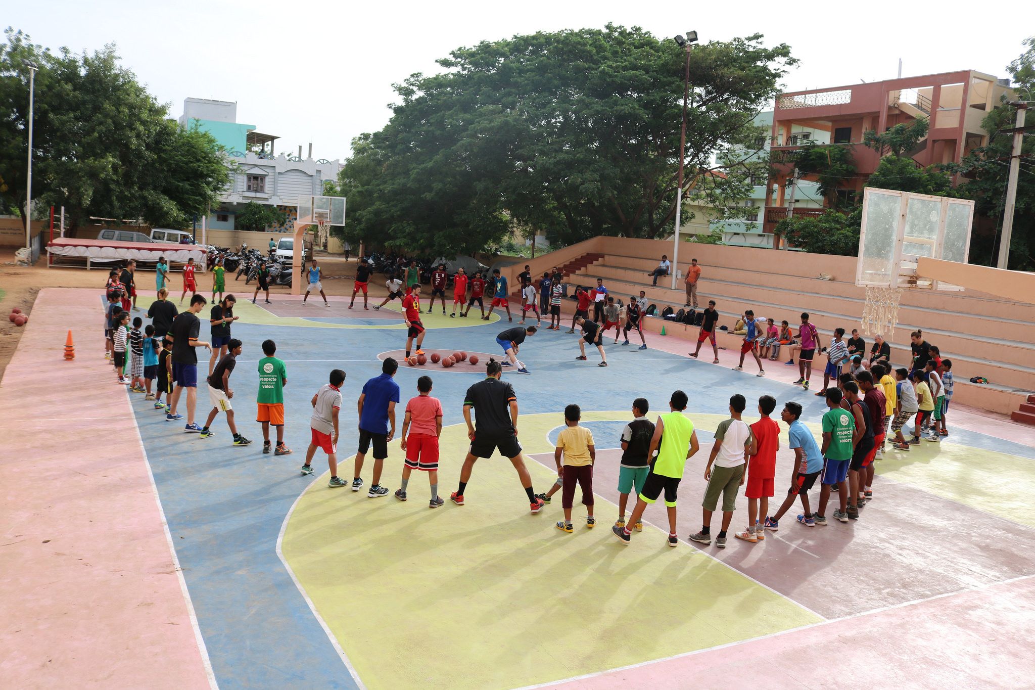 En el 5è Campus Sant Cugat a l'Índia, els entrenadors de bàsquet han arribat a mig miler de jugadors. FOTO: Flickr Campus Sant Cugat a l'India