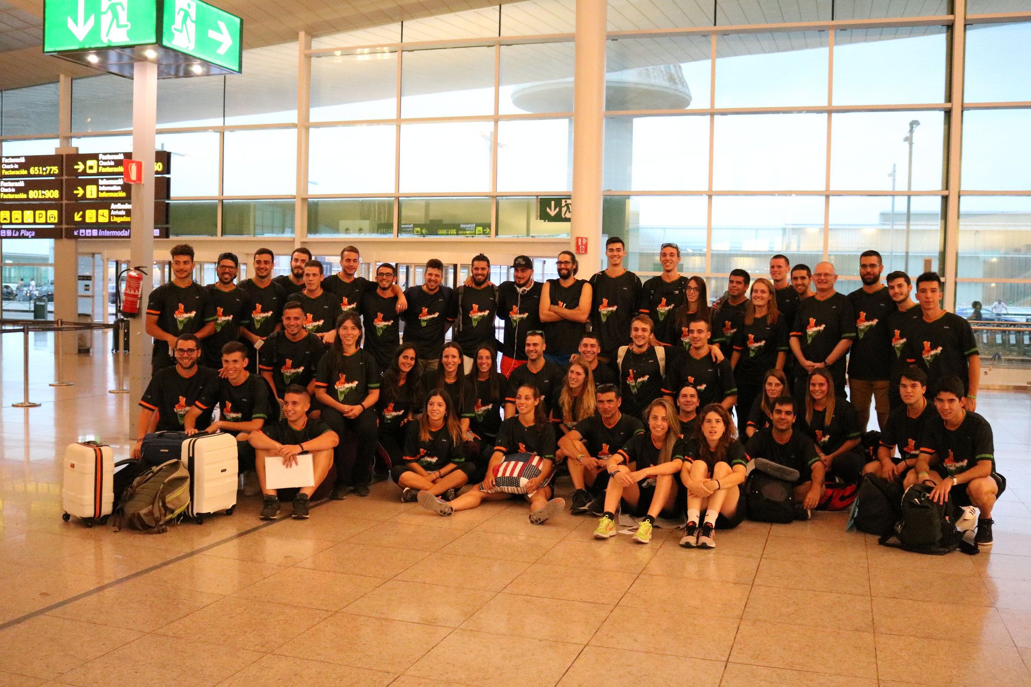 L'expedició de 48 santcugatencs del 5è Campus Sant Cugat a l'Índia, a l'Aeroport de Barcelona-El Prat. FOTO: Flickr Campus Sant Cugat a l'India