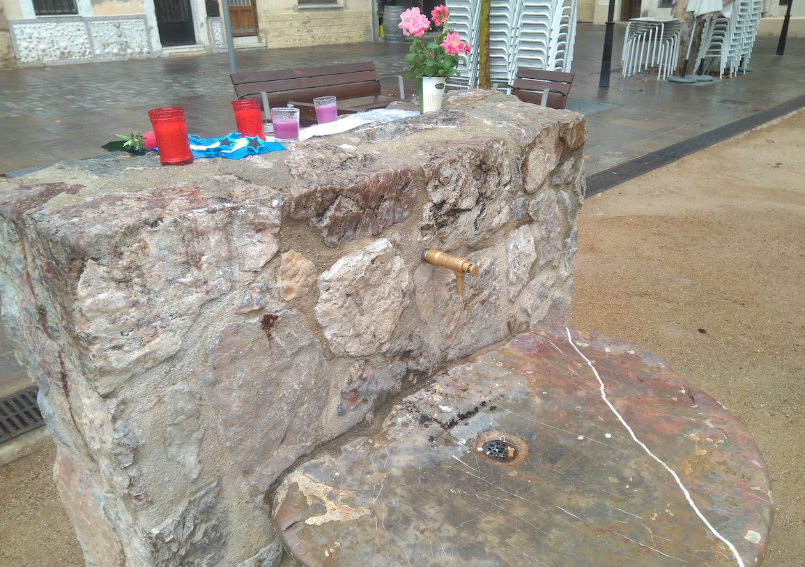 Altar a la plaça de Barcelona en homenatge a les víctimes dels atemptats terroristes