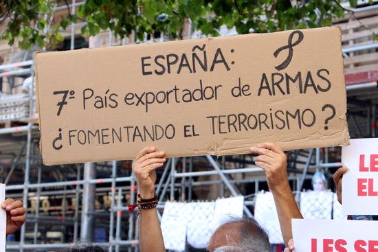 Un dels molts cartells contra la venda d'armes a la marxa FOTO: ACN