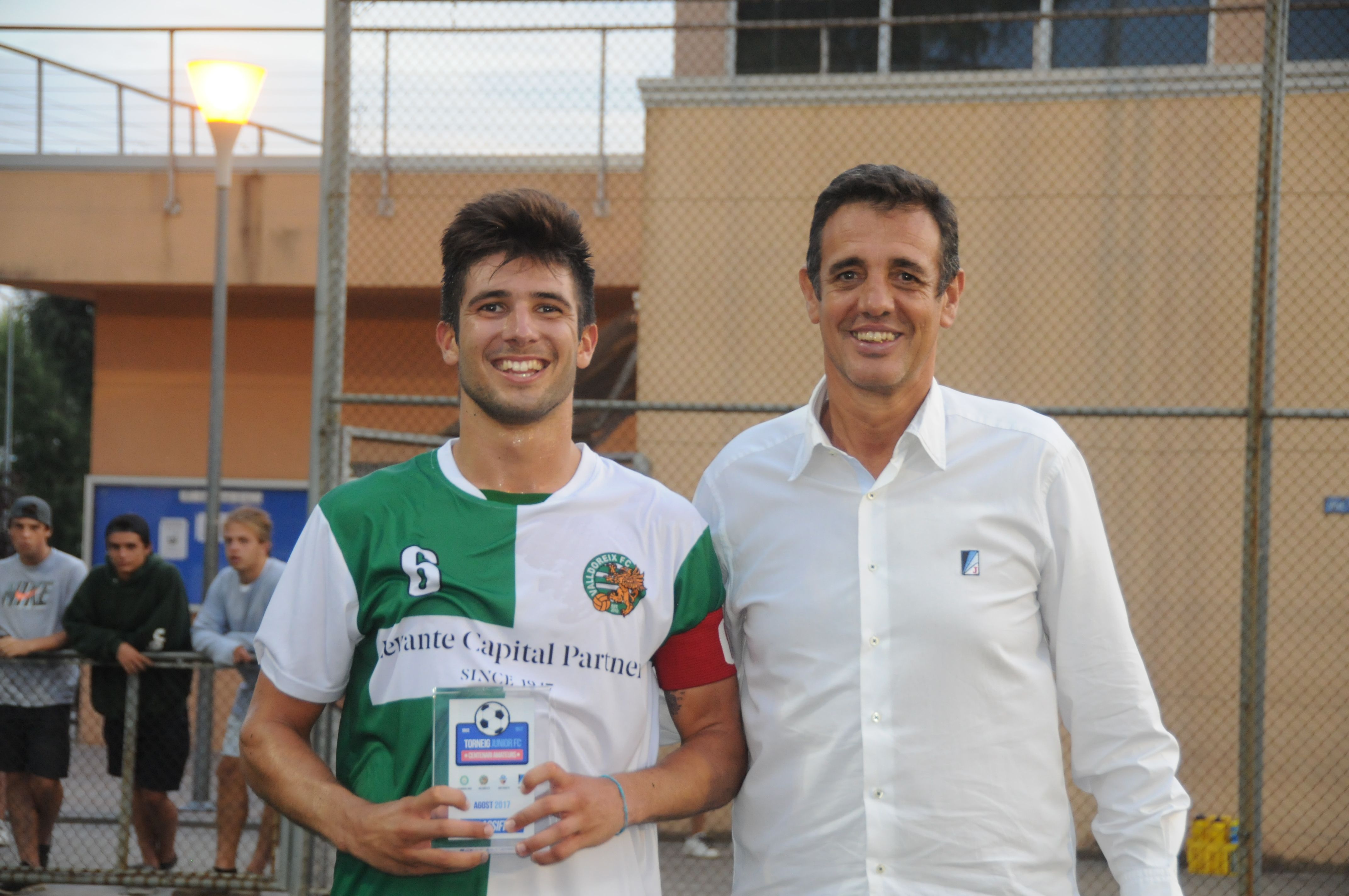 Gabriel Torres, capità del Valldoreix FC A, i Sergi Renieblas, responsable de la secció de futbol del Junior FC. FOTO: Albert Riera Velasco