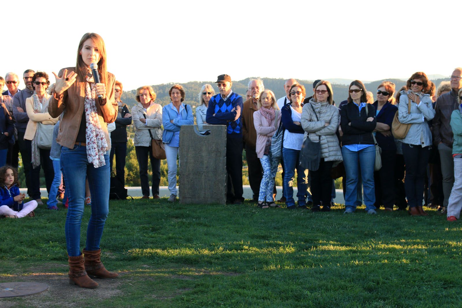 Usart va explicar el significat de la Rosa dels Vents durant la inauguració de l'escultura de Pep Codó a Can Mates  FOTO: Lali Álvarez