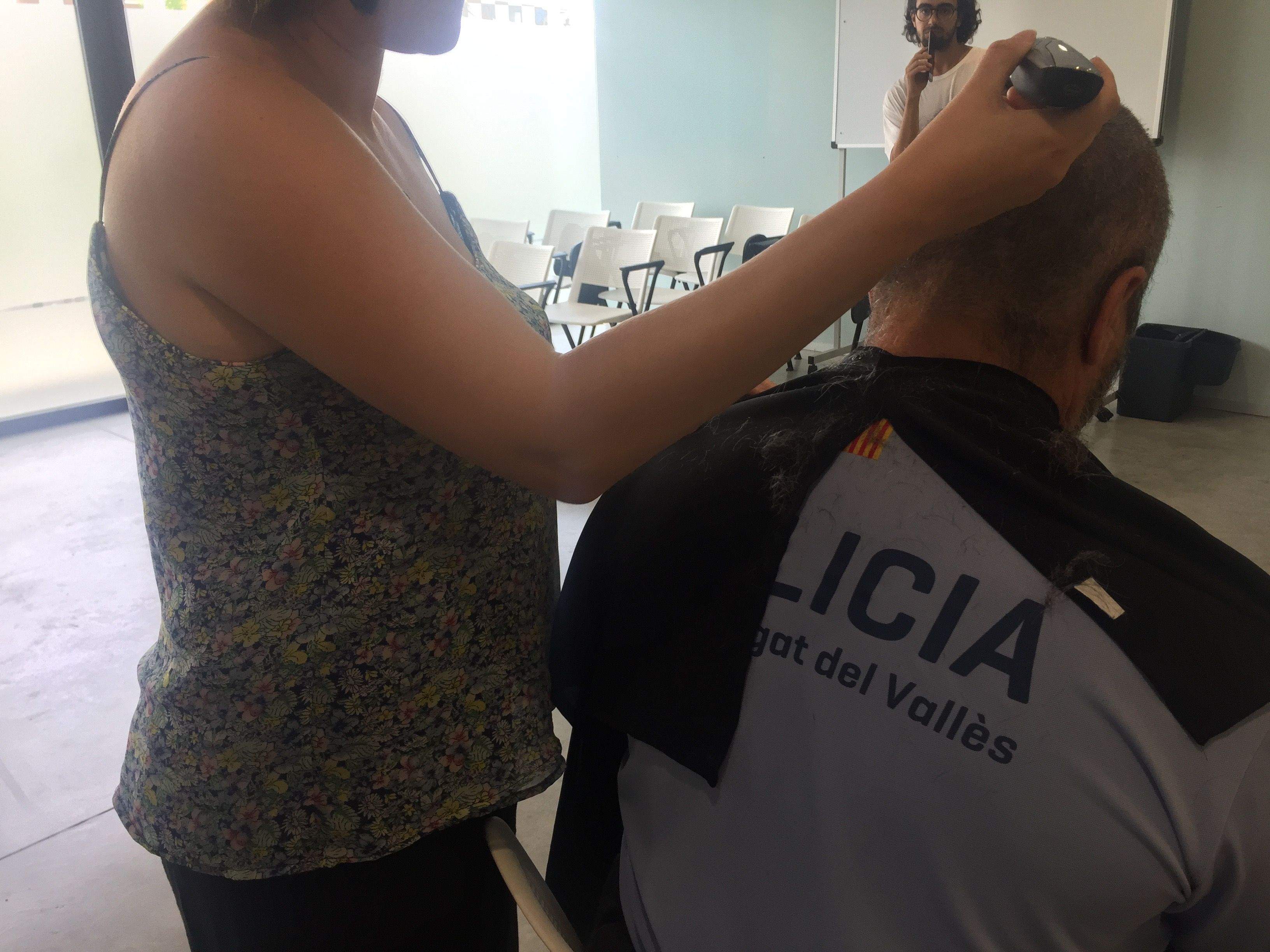 Un dels agents s'ha rapat pel v&iacute;deo FOTO: &Agrave;gata Guin&oacute;