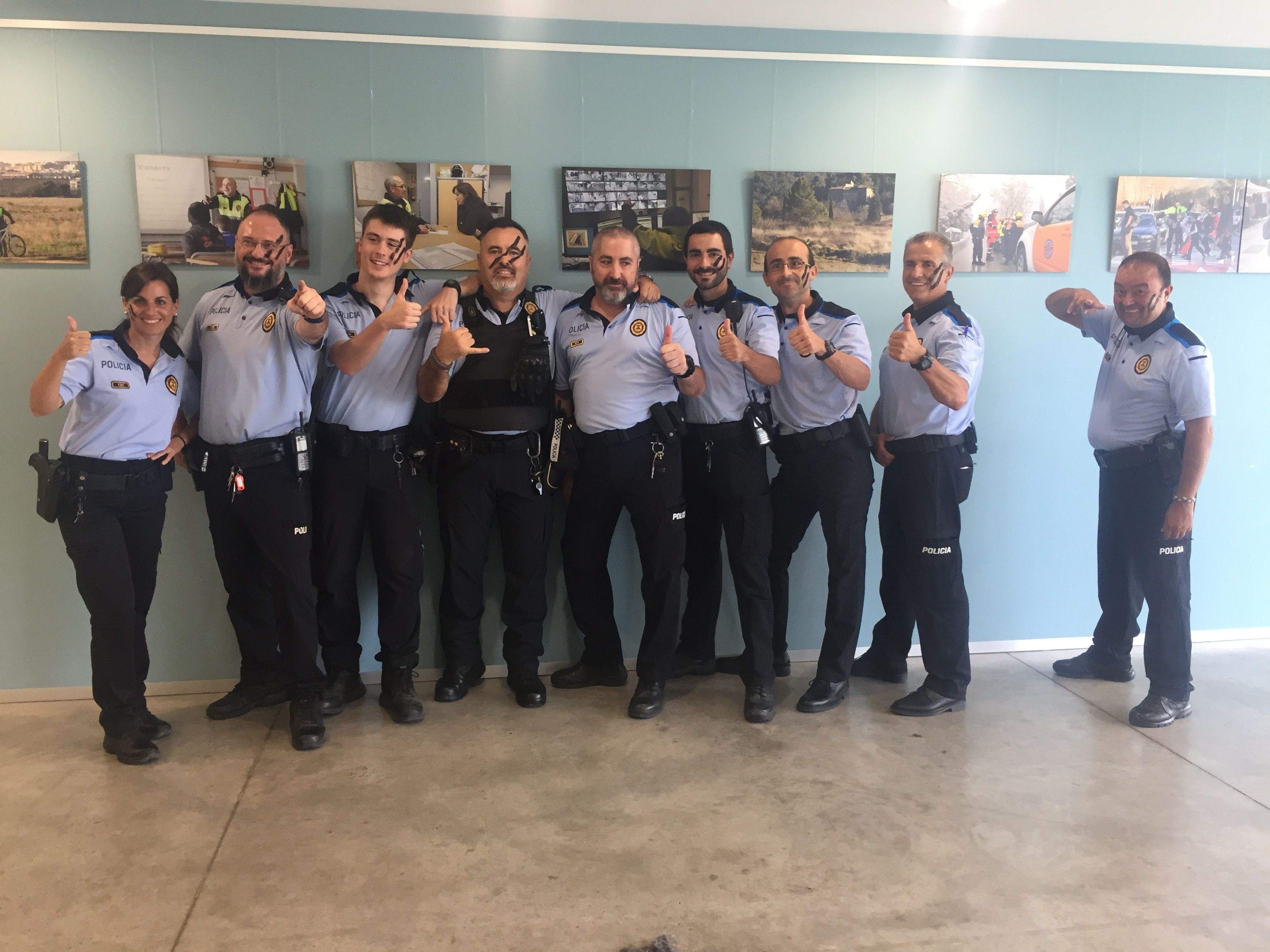 Els agents que han participat en el v&iacute;deo promocional FOTO: &Agrave;gata Guin&oacute;