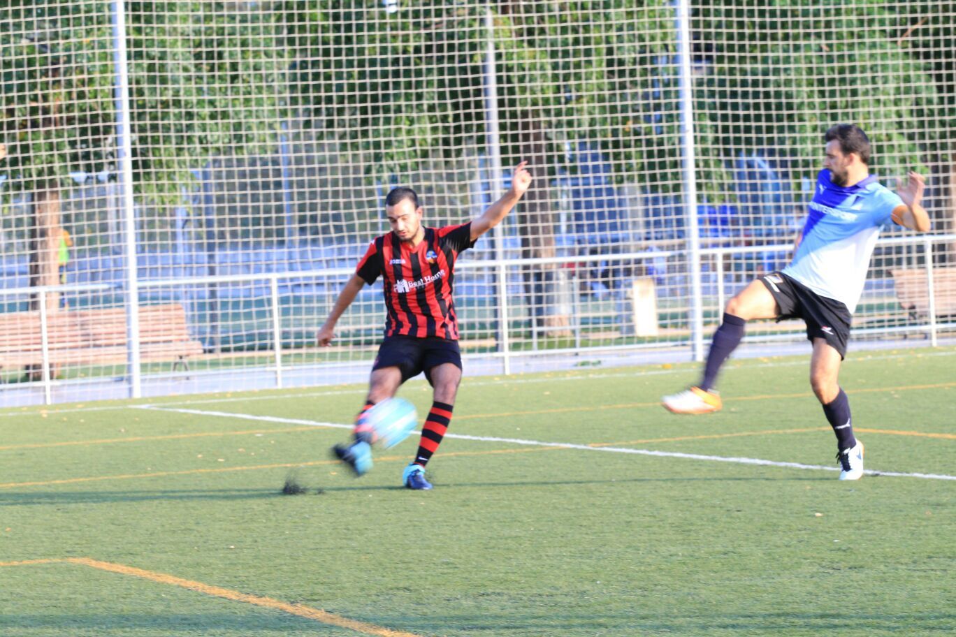 El derbi entre el Sant Cugat FC B i el Junior FC B ha estat molt esportiu. FOTO: Lali Puig El derbi entre el Sant Cugat FC B i el Junior FC B ha estat molt esportiu. FOTO: Lali Puig