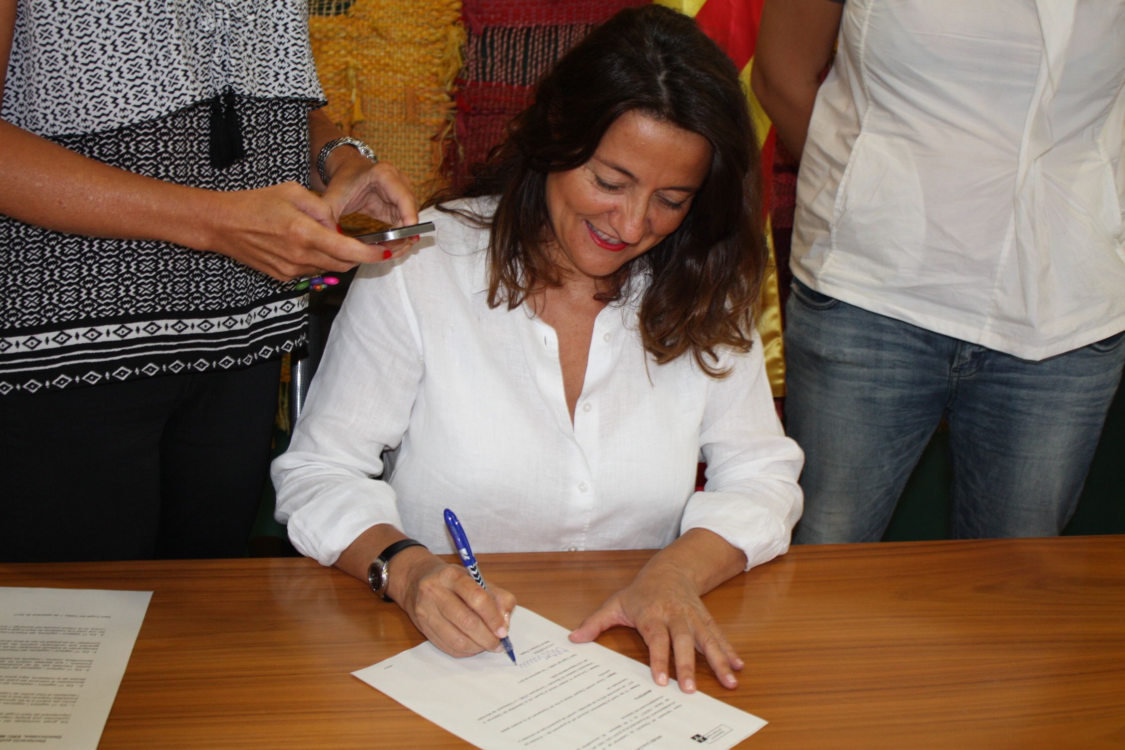 L'alcaldessa de Sant Cugat, Mercè Conesa, durant la signatura del decret en favor del referèndum FOTO: Ajuntament de Sant Cugat
