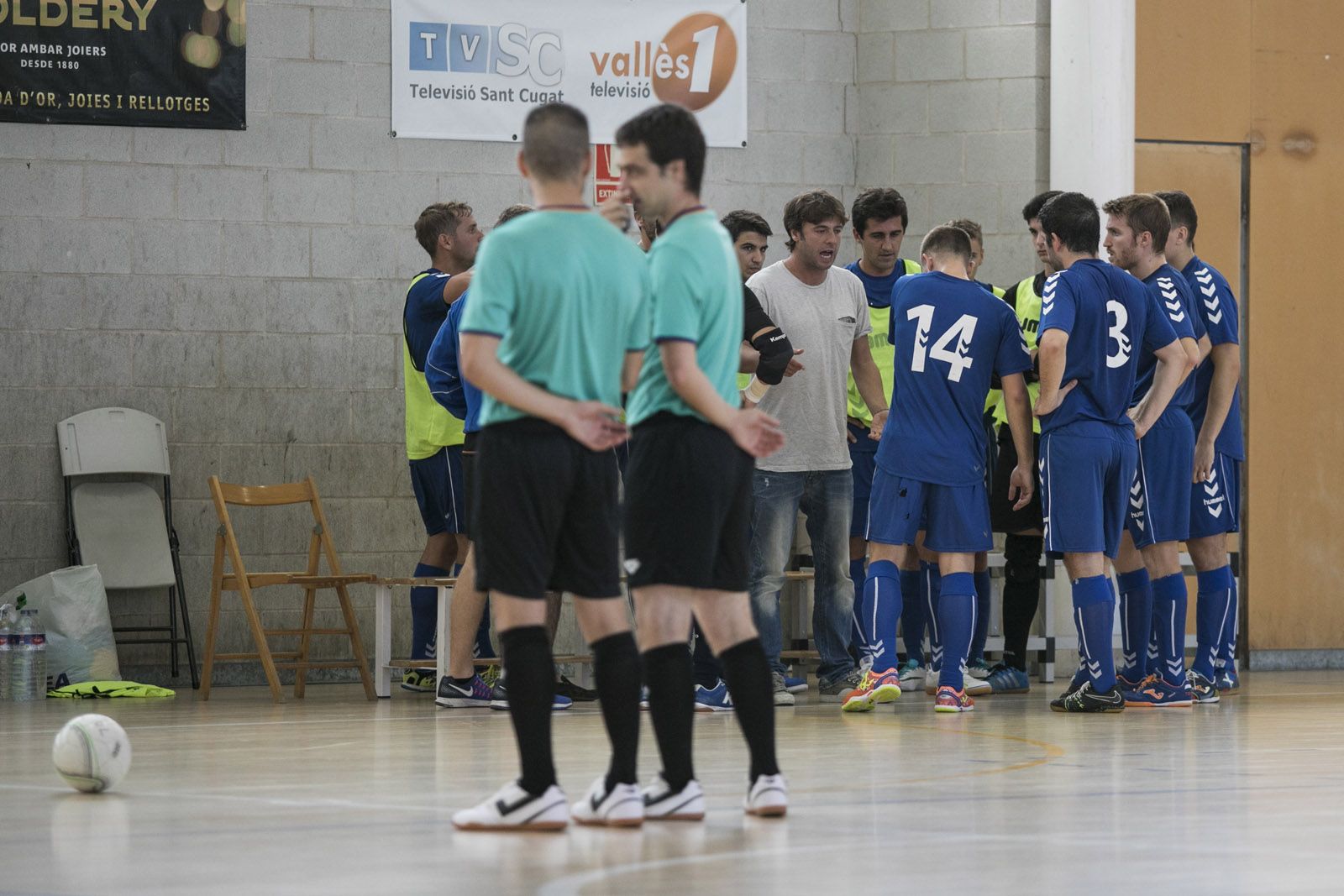 Amb el 0 a 2, Xaloc Rion ha demanat un temps mort amb l'objectiu de canviar la din&agrave;mica del seu equip. FOTO: Lali &Aacute;lvarez