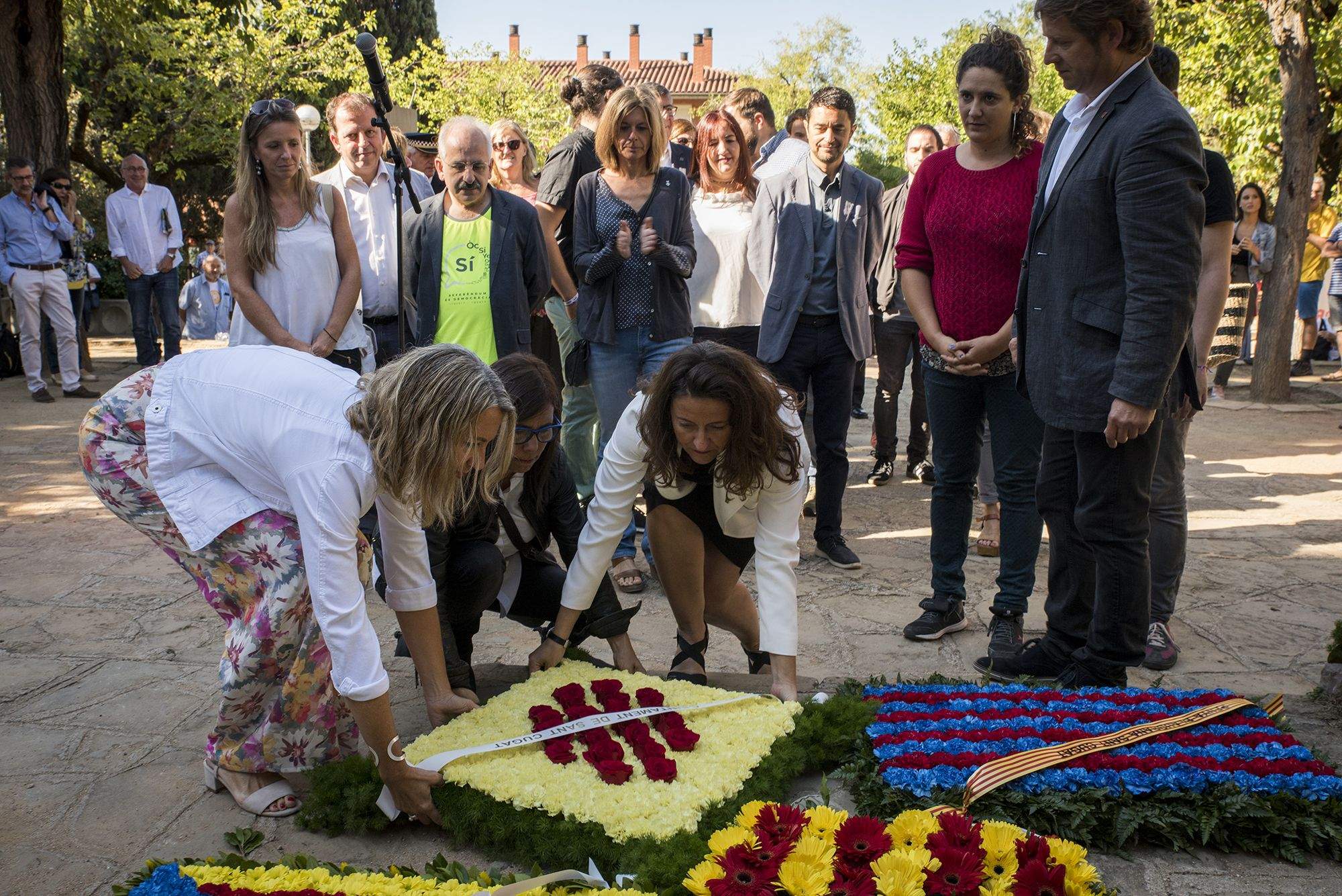 Ofrena floral de l'Ajuntament de Sant Cugat, amb portaveus dels grups pol&iacute;tics FOTO: Bernat Millet