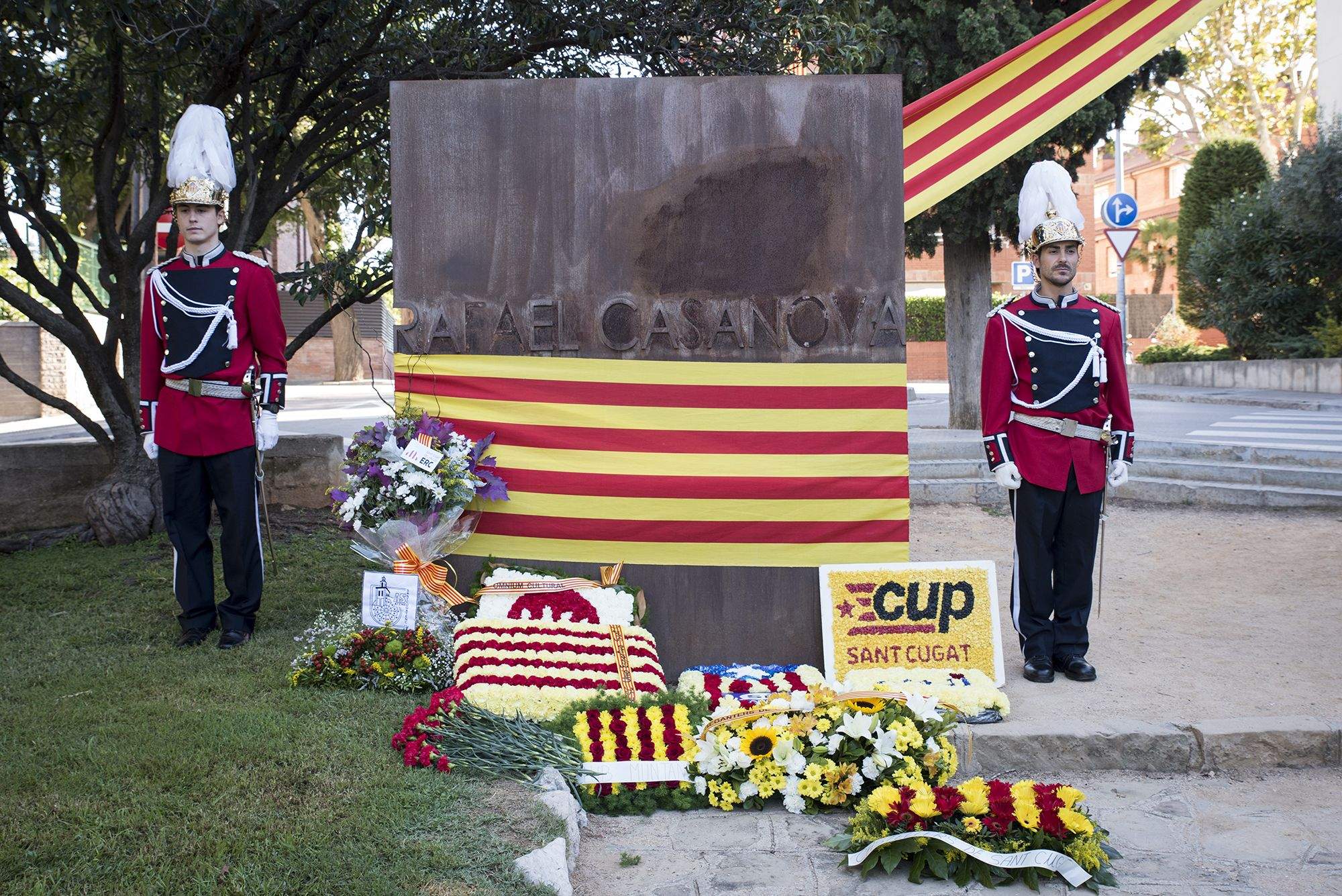 Ofrena floral al monument a Rafael Casanova, amb dos agents de gala de la Policia Local FOTO: Bernat Millet