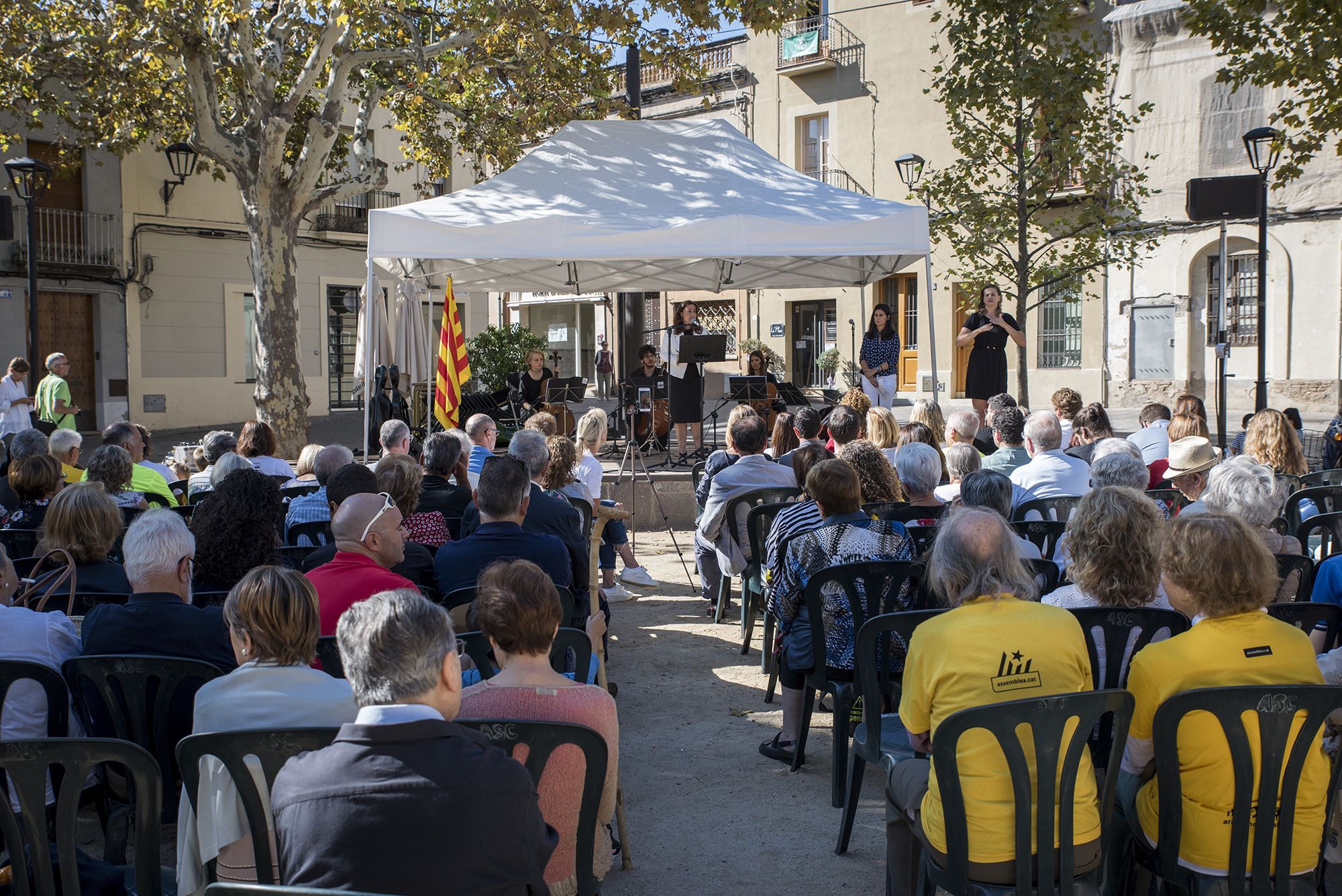 La plaça de Barcelona, durant el missatge institucional de l'alcaldessa FOTO: Bernat Millet