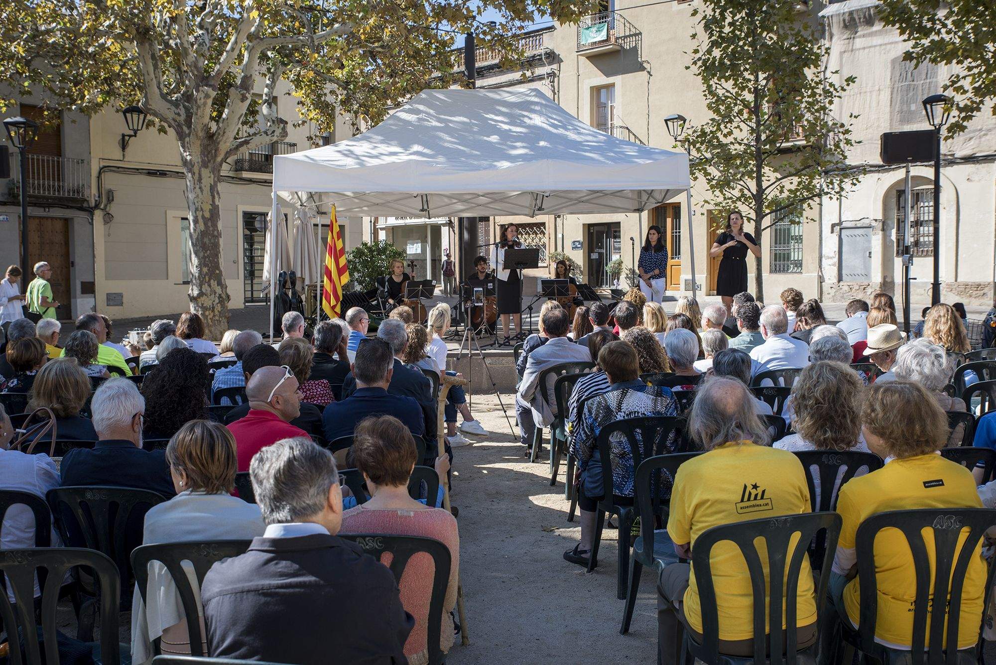 La pla&ccedil;a de Barcelona, durant el missatge institucional de l'alcaldessa FOTO: Bernat Millet