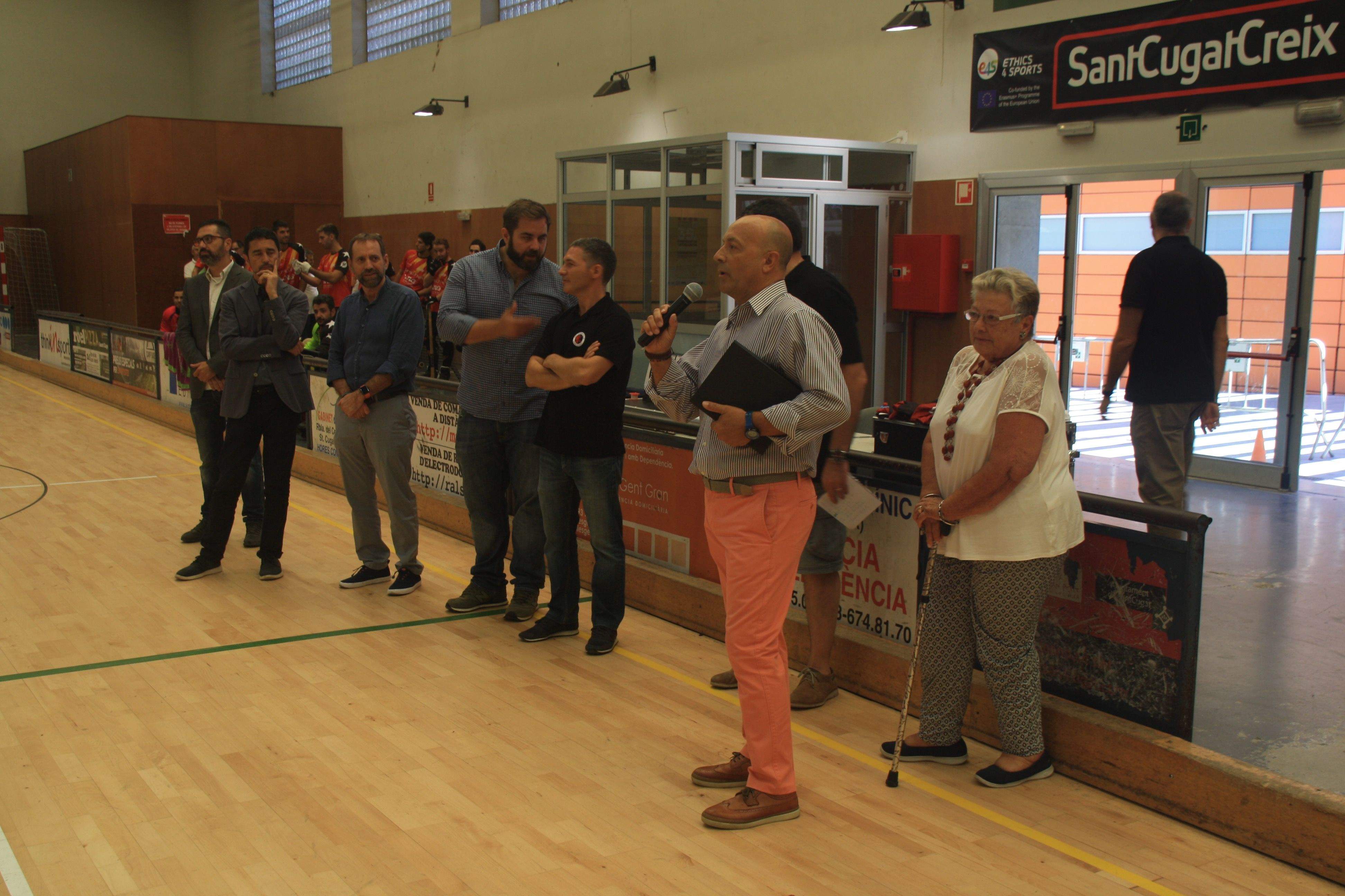 El fill i la vídua de Justo Muriel han recollit una placa commemorativa. FOTO: Àlex López Puig