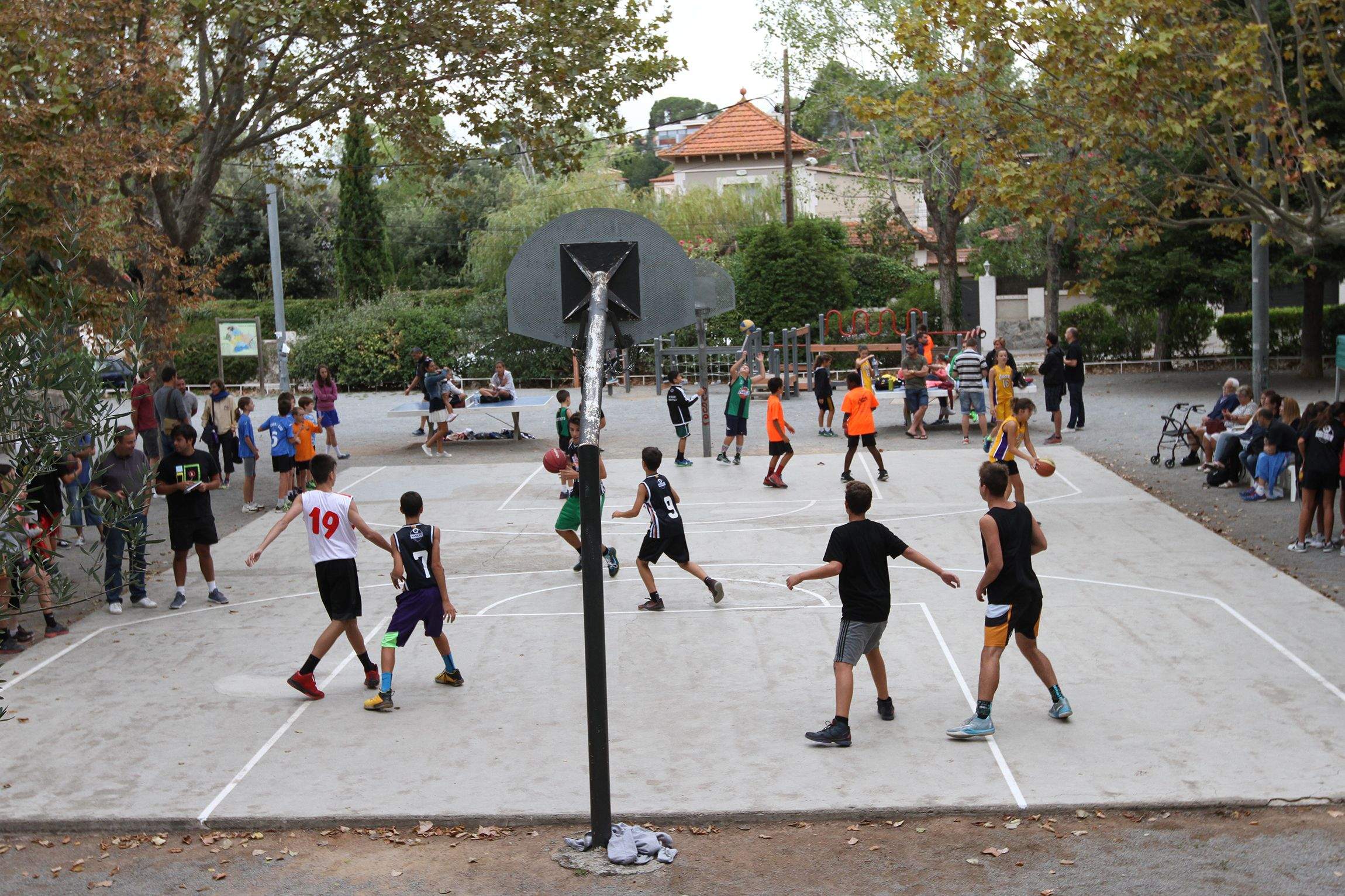 Imatge del 2016 del Torneig d'Street Bàsquet 3X3, que es jugarà dissabte, de 10 a 14 hores, a la plaça Maria Sabater. FOTO: Haidy Blanch Imatge del 2016 del Torneig d'Street Bàsquet 3X3, que es jugarà dissabte, de 10 a 14 hores, a la plaça Maria Sabater. FOTO: Haidy Blanch