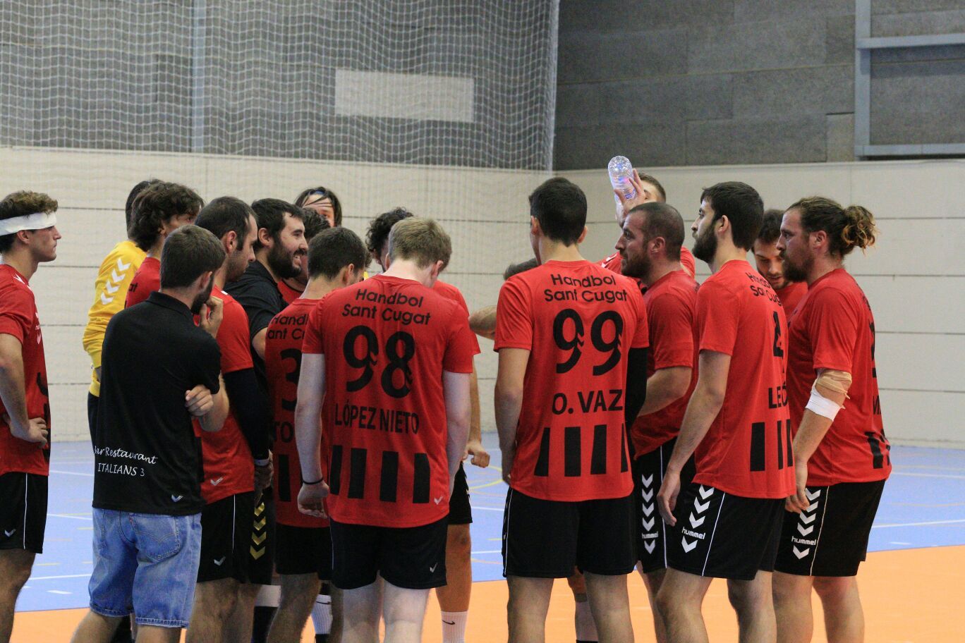 El nou Club Handbol Sant Cugat ha debutat a la lliga. FOTO: Lali &Aacute;lvarez