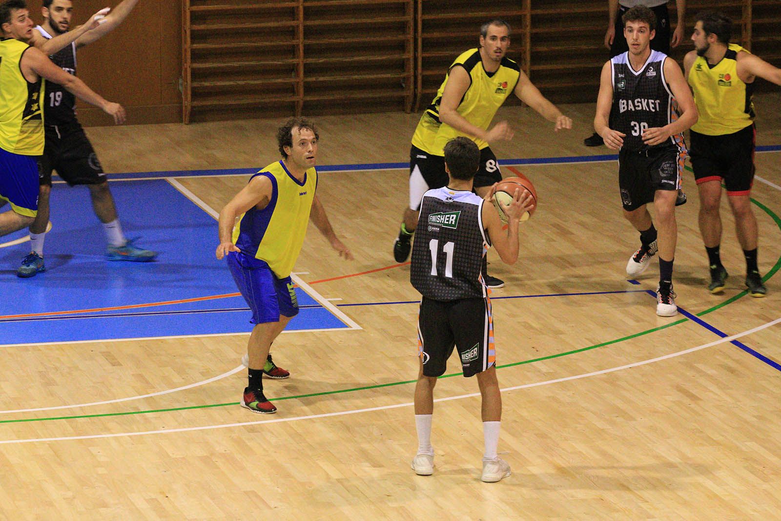 El partit entre el Qbasket i el CB Salou B ha estat molt igualat. FOTO: Lali Álvarez