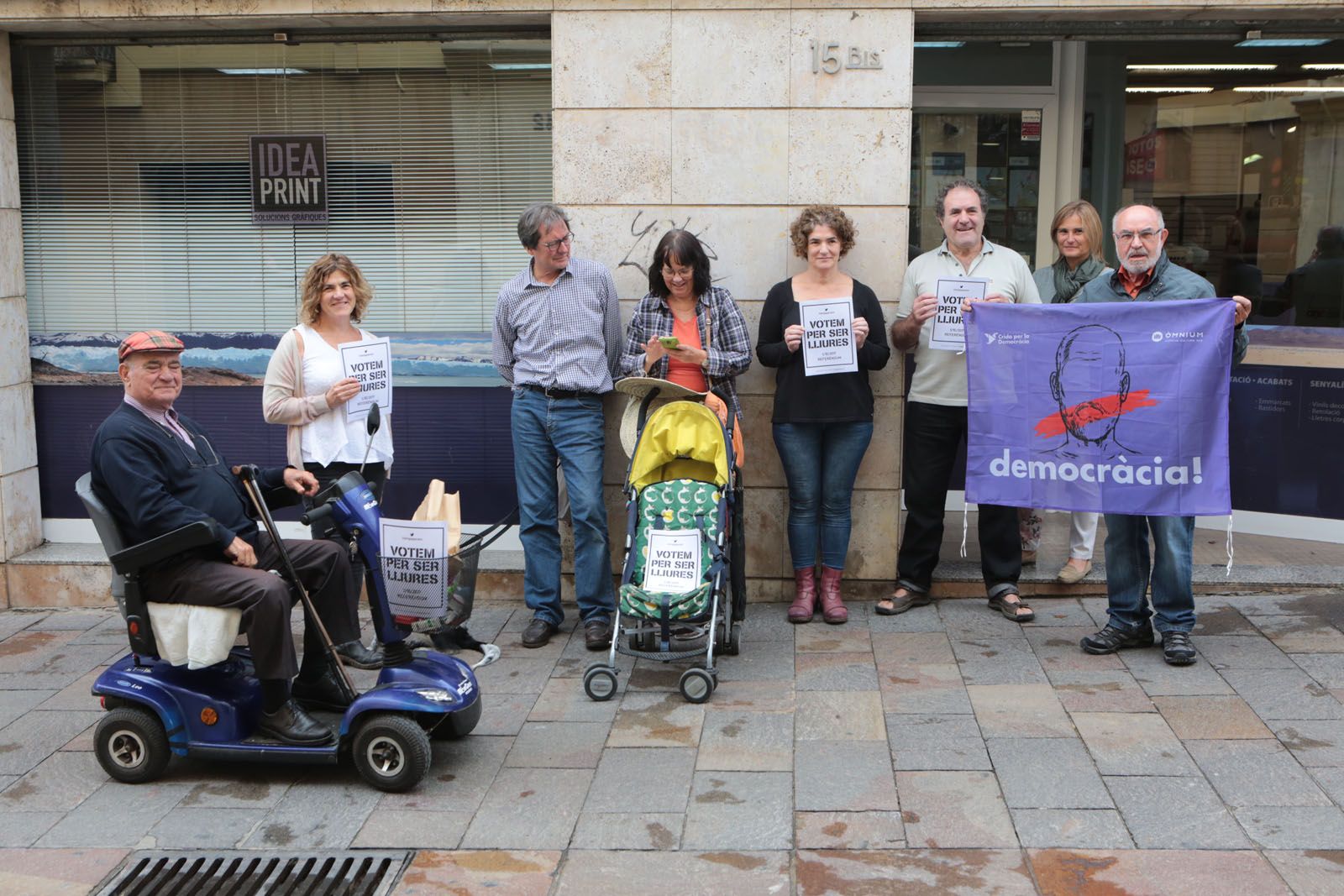 Santcugatencs s'han manifestat a la porta del TOT FOTO: Artur Ribera