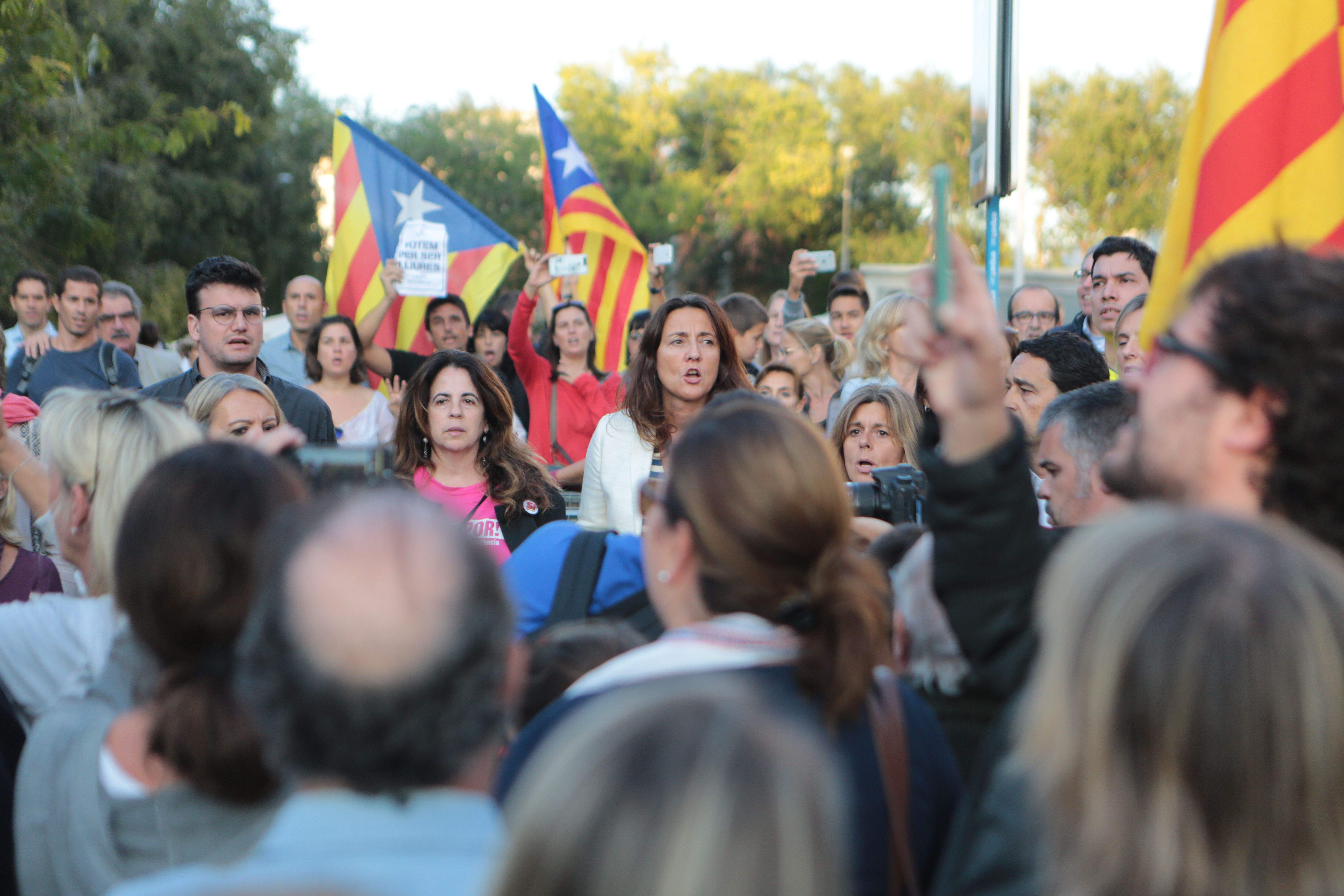 L'alcaldessa de Sant Cugat, entre els veïns que s'han concentrat