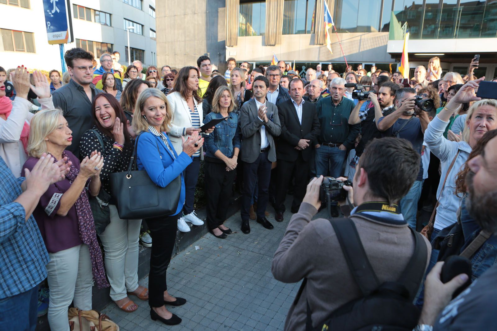 Representants polítics s'han concentrat a Sant Cugat FOTO: Artur Ribera