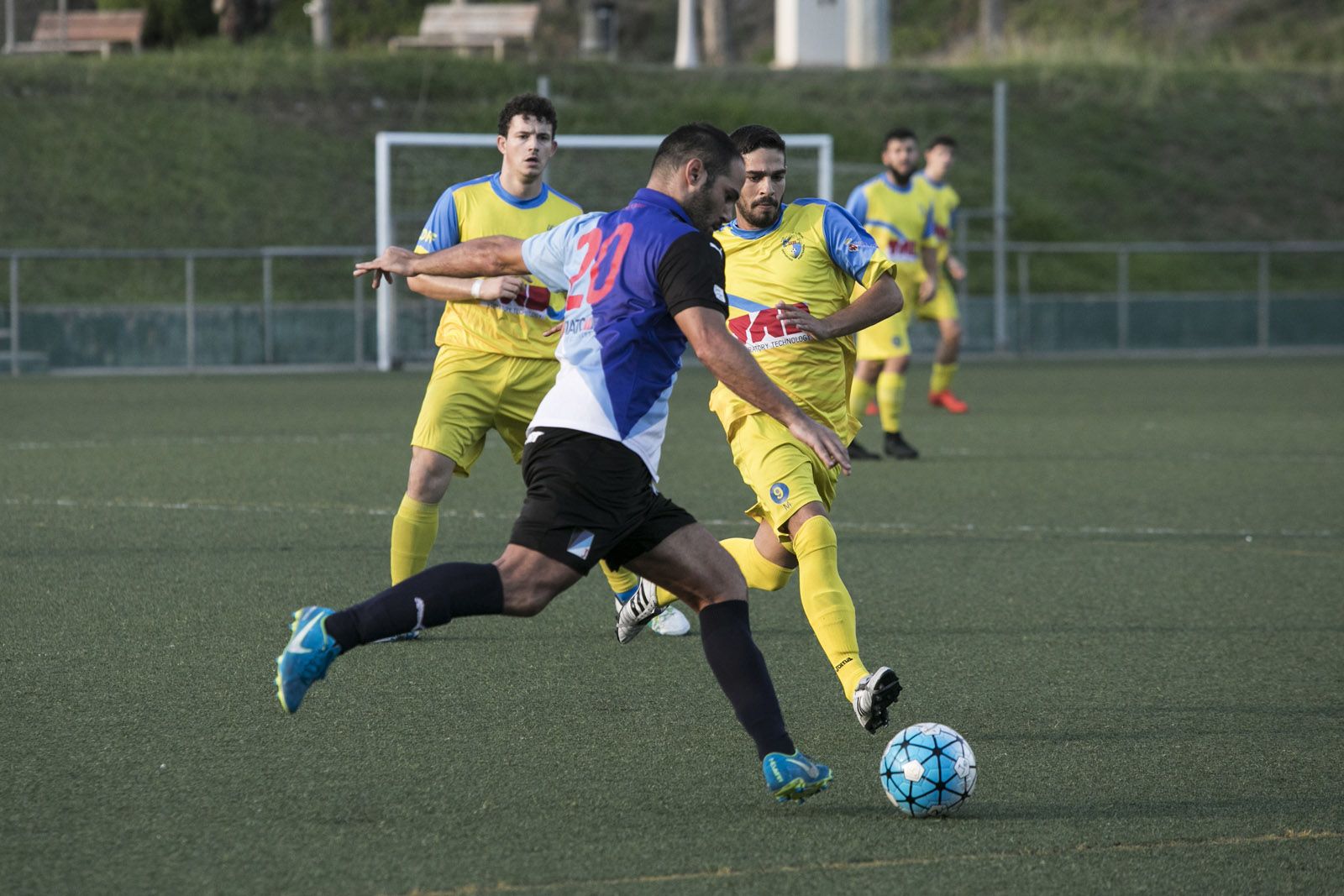 &Aacute;lex P&eacute;rez, de falta directe, ha fet l'1 a 0. FOTO: Lali Puig