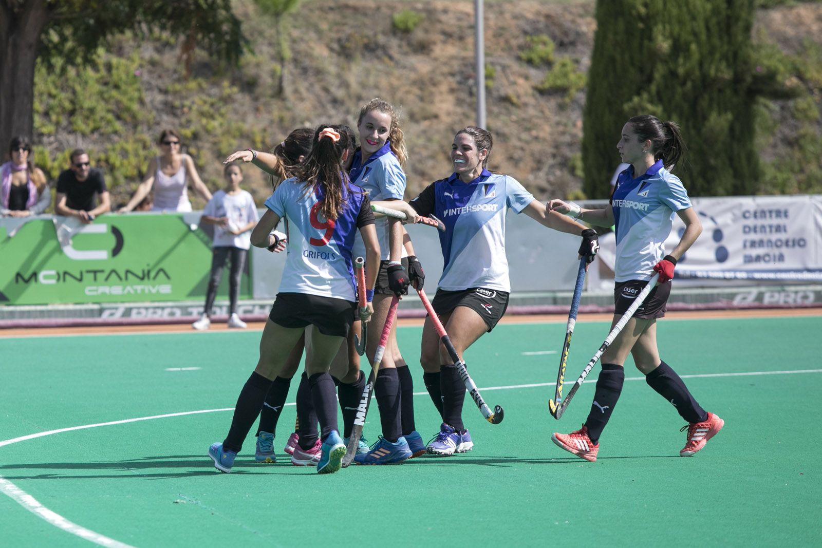 Les jugadores del Junior FC celebrant un dels 3 gols que li ha fet a l'Atlètic Terrassa HC. FOTO: Lali Puig Les jugadores del Junior FC celebrant un dels 3 gols que li ha fet a l'Atlètic Terrassa HC. FOTO: Lali Puig