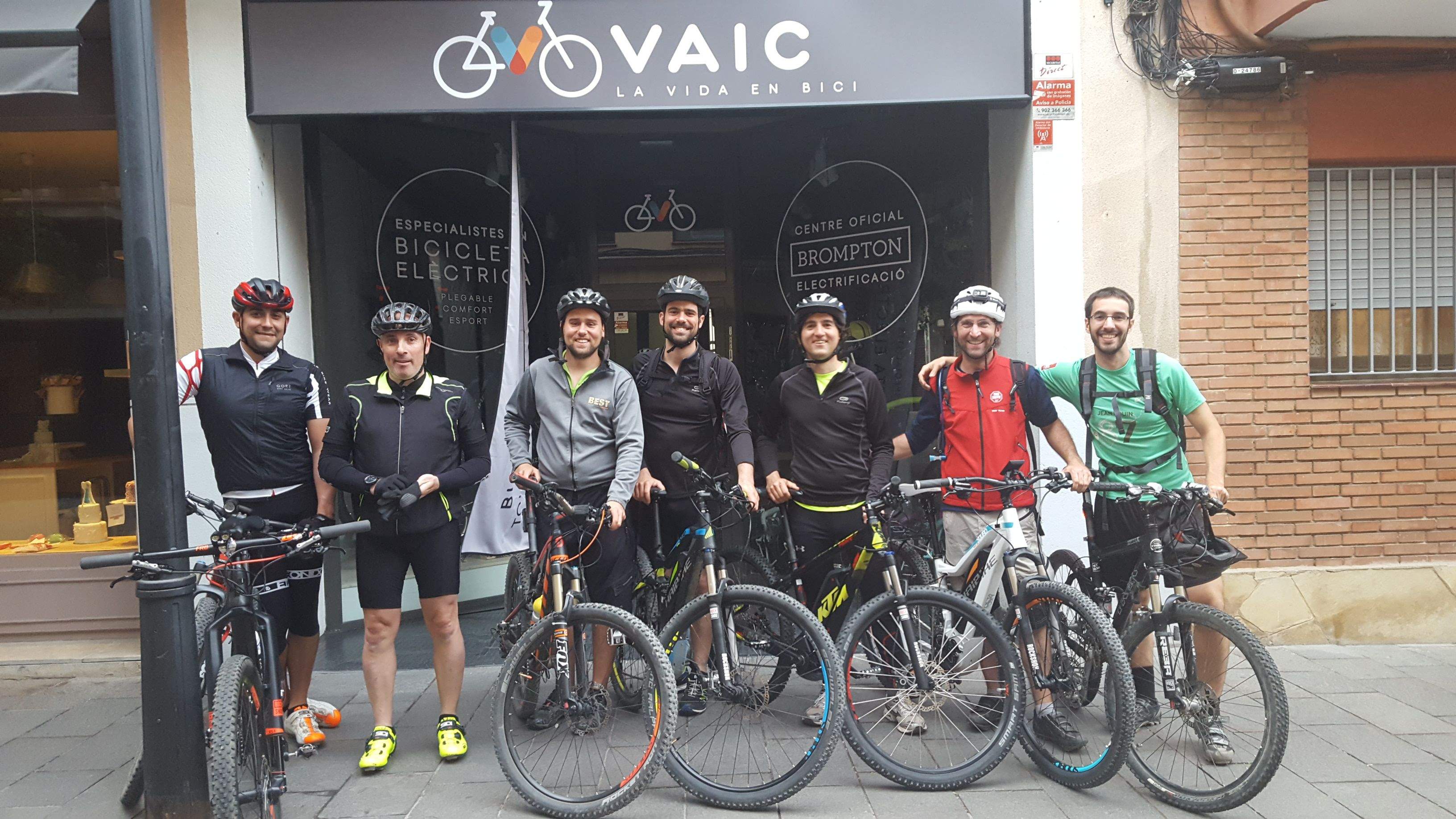 Un dels grups que participen a les sortides en bicicleta elèctrica de muntanya FOTO: Cedida Un dels grups que participen a les sortides en bicicleta elèctrica de muntanya FOTO: Cedida