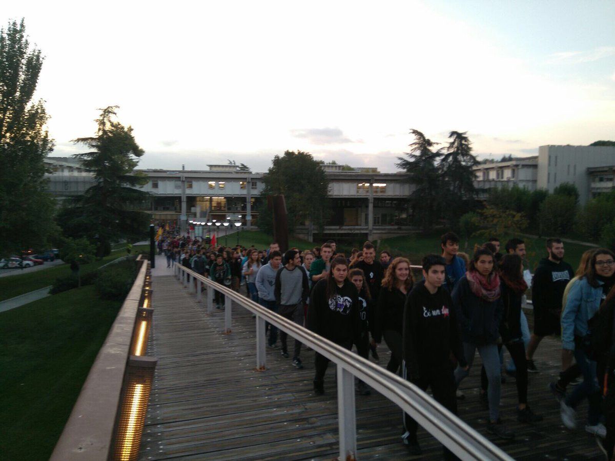 Estudiants de l'Aut&ograve;noma aquest dijous. FOTO: SEPC