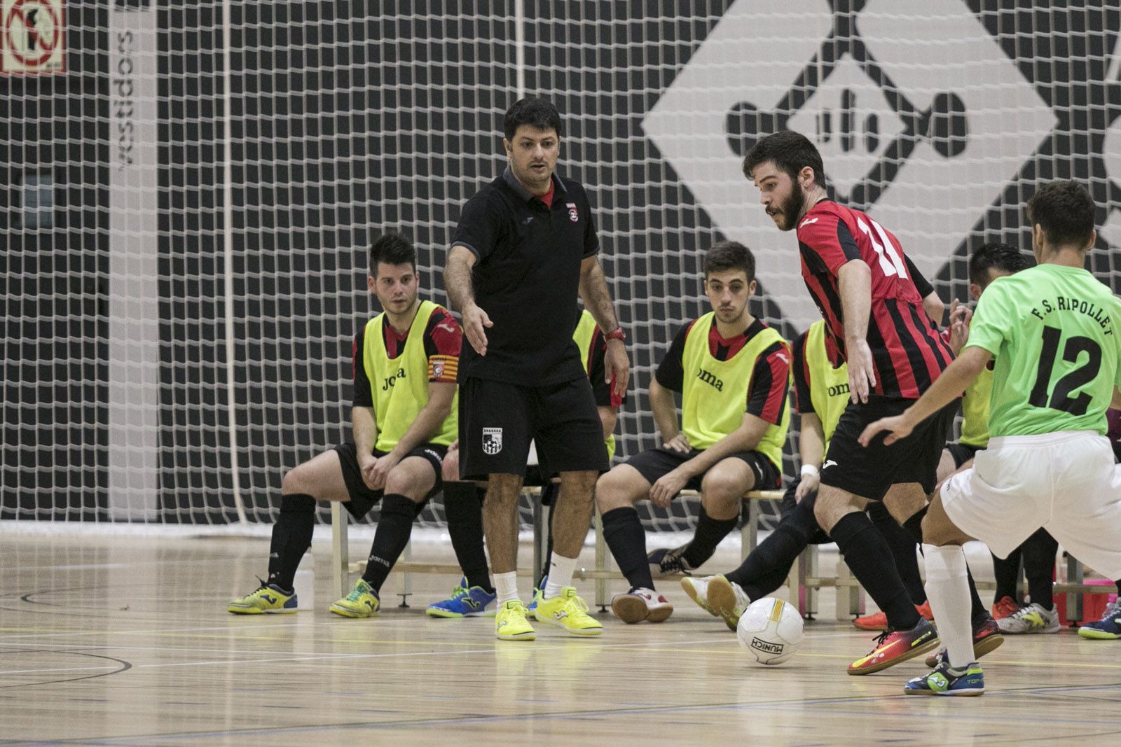 L'entrenador del FS Sant Cugat, Manel Muñoz, en una acció del partit. FOTO: Lali Puig