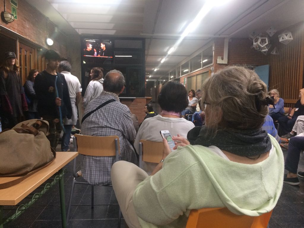 A l'Arnau Cadell fan temps mirant la televisió FOTO: Bernat Bella