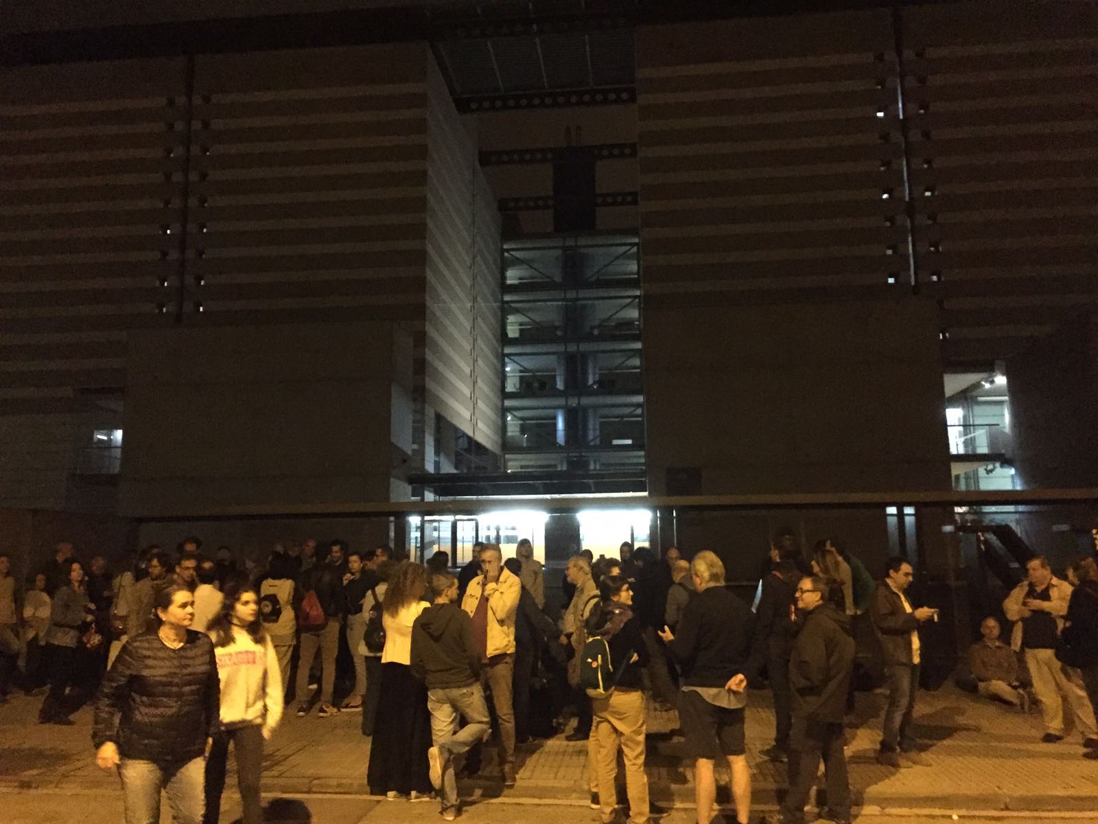 A l'Arxiu també s'han aplegat centenars de persones FOTO: JM. Vallès