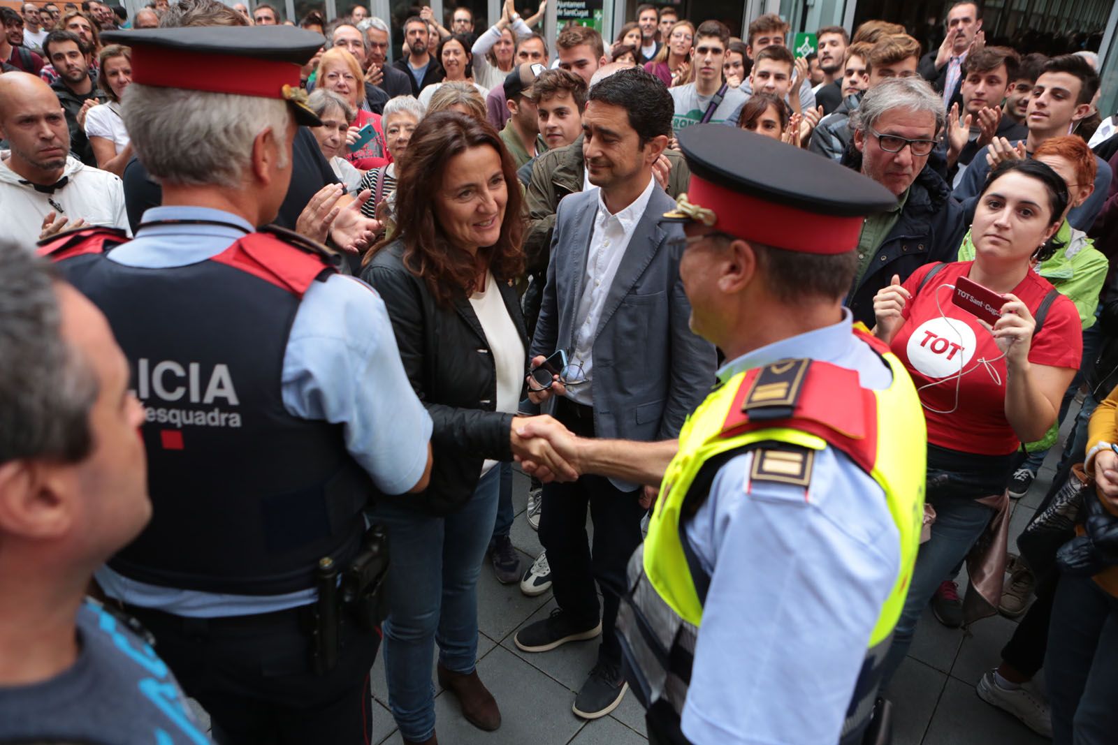 L'alcaldessa Mercé Conesa amb els mossos davant del Pavelló de Sant Cugat